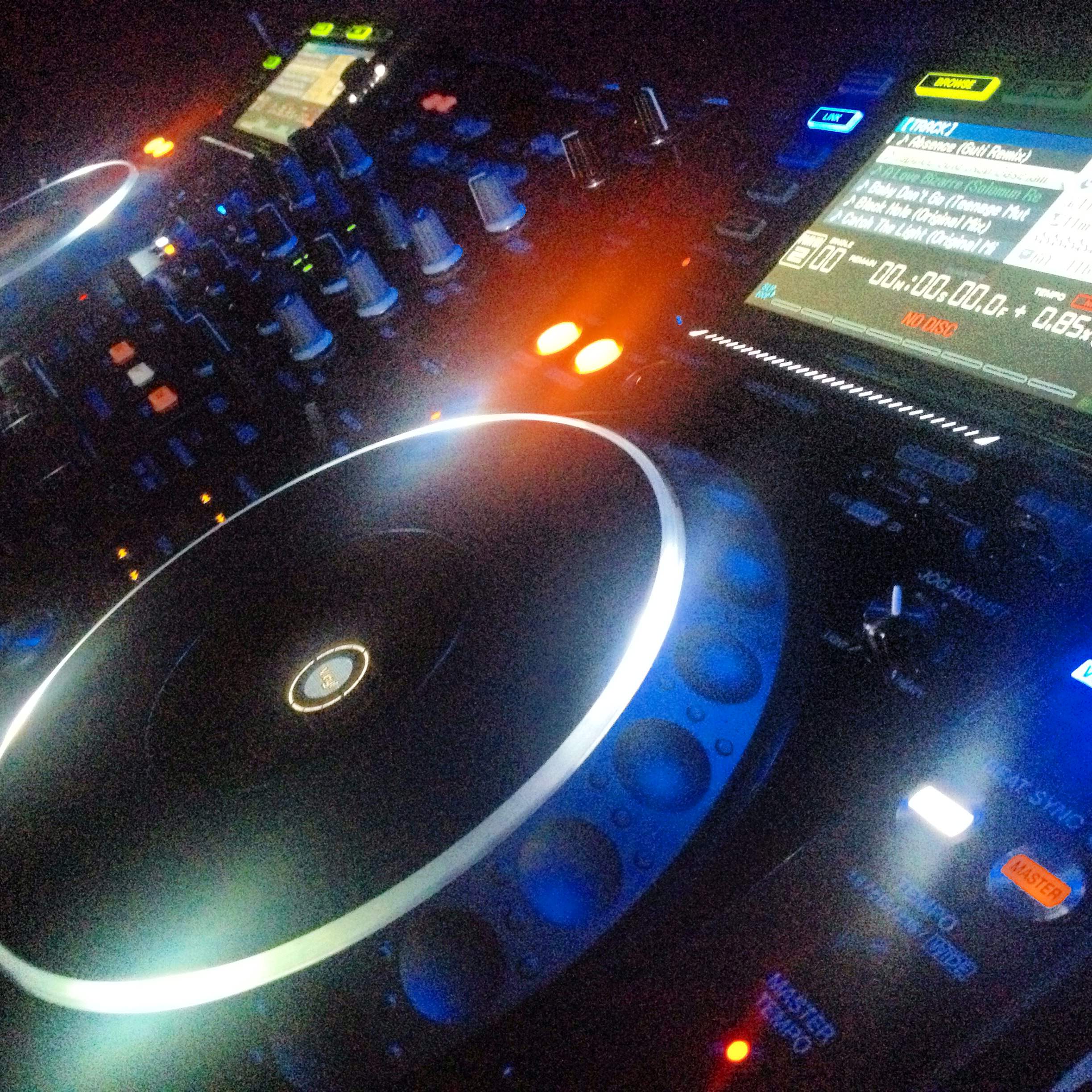 Mixer DJ con luci blu, 2448x2448 Hi-Res, Laptop