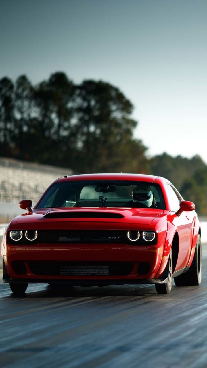 Dodge Challenger rossa su pista, V8 HEMI, 720x1280 Verticale, OnePlus