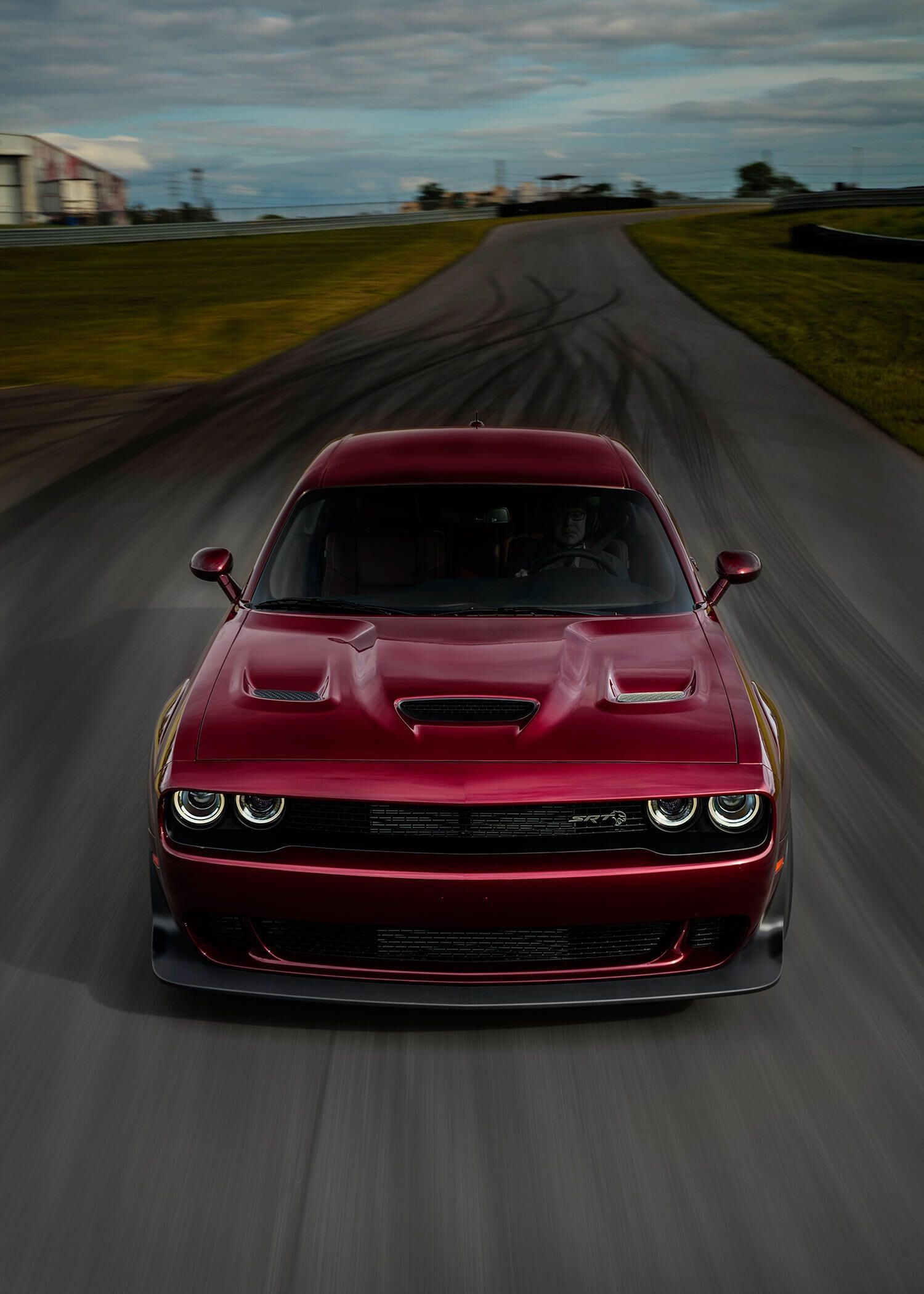 Dodge Challenger rossa strada, 1500x2100 Full HD Verticale, Realme