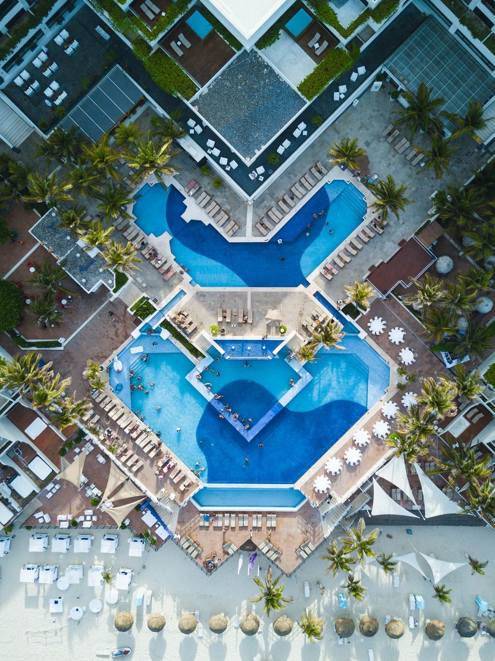 Vista aerea resort piscine simmetriche, 1000x1334 Verticale, Mobile
