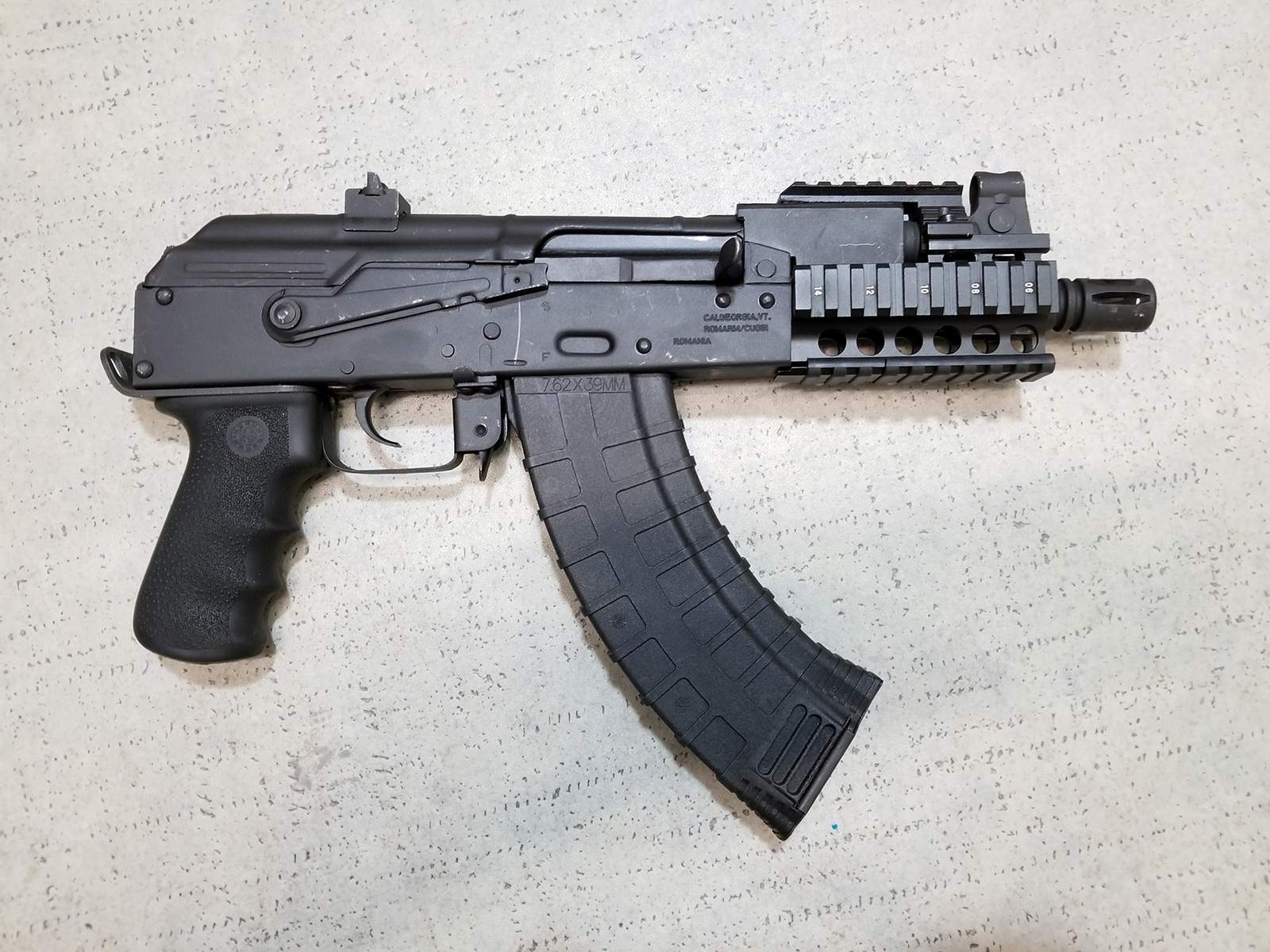 Pistola Draco AK47 nera, 1600x1200 HD Ready, Desktop