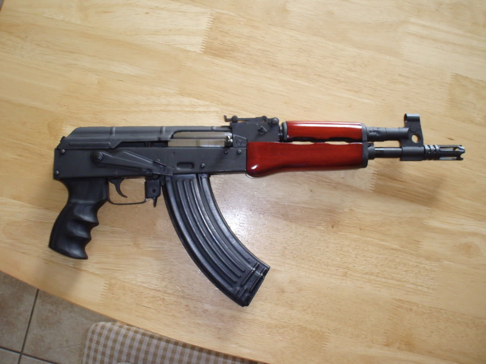 Pistola AK-47 rossa e nera, 1600x1200 HD, Laptop