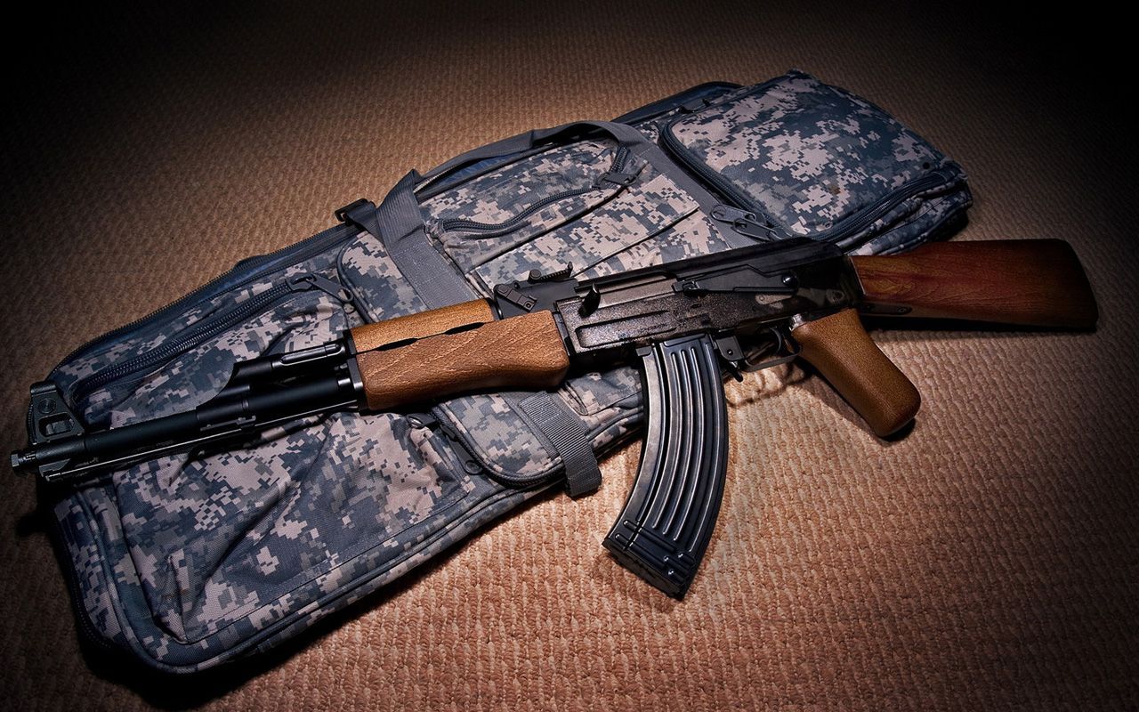 Fucile AK-47 su borsa mimetica, 1280x800 HD, Desktop