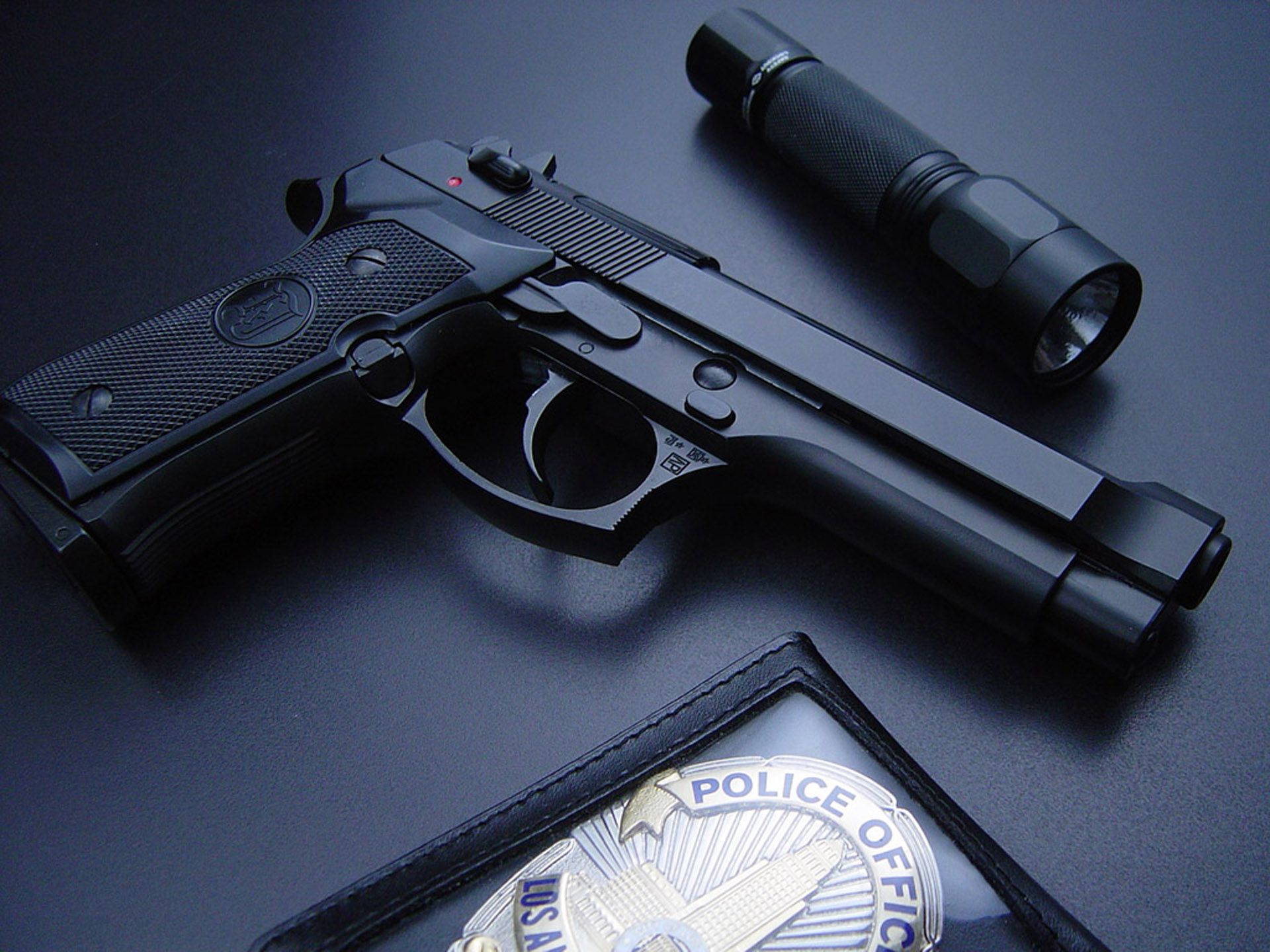 Pistola nera con torcia, 1920x1440 WUXGA, Desktop