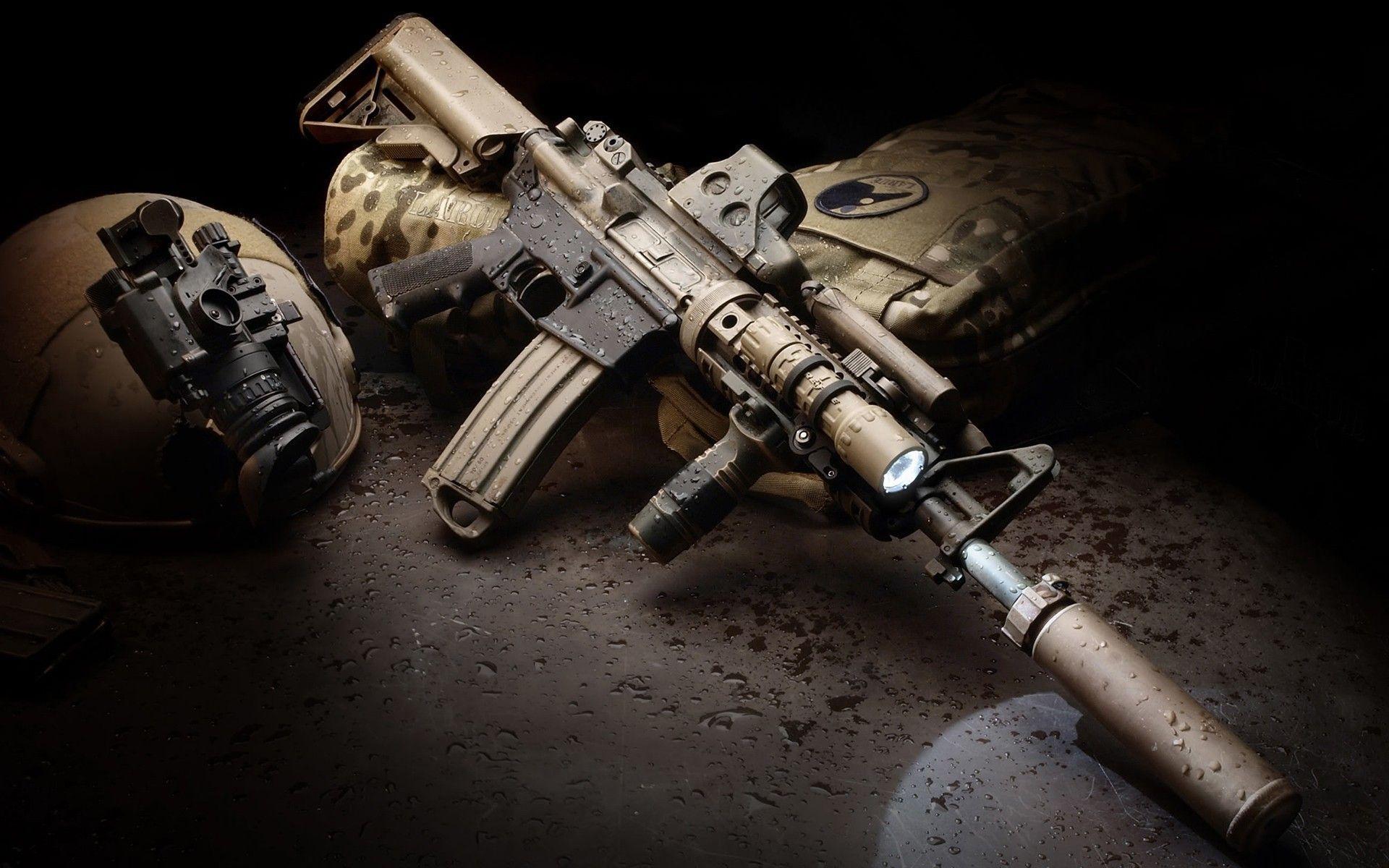 Fucile tattico con casco militare, 1920x1200 Full HD+, Laptop