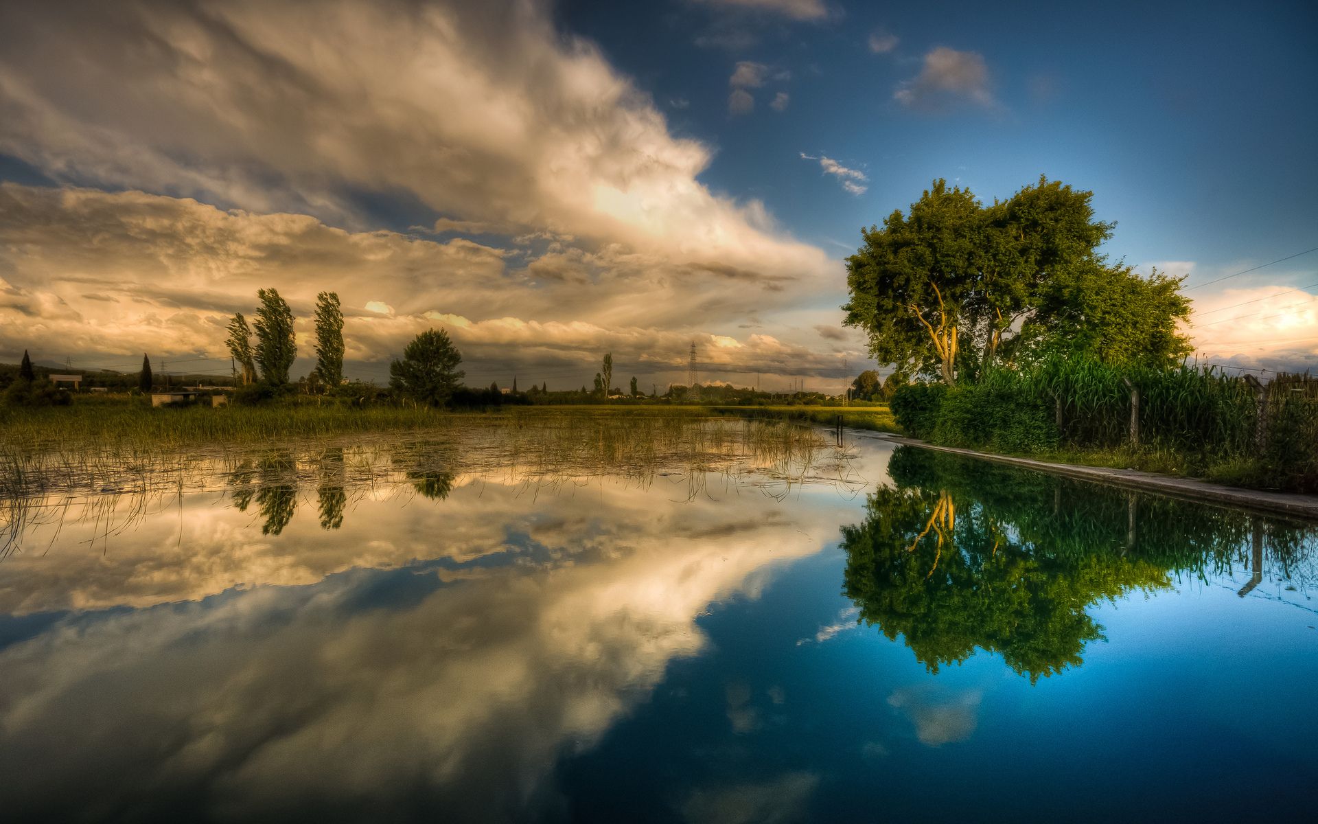 Cielo drammatico riflesso nell'acqua, 1920x1200 Full HD+, Laptop