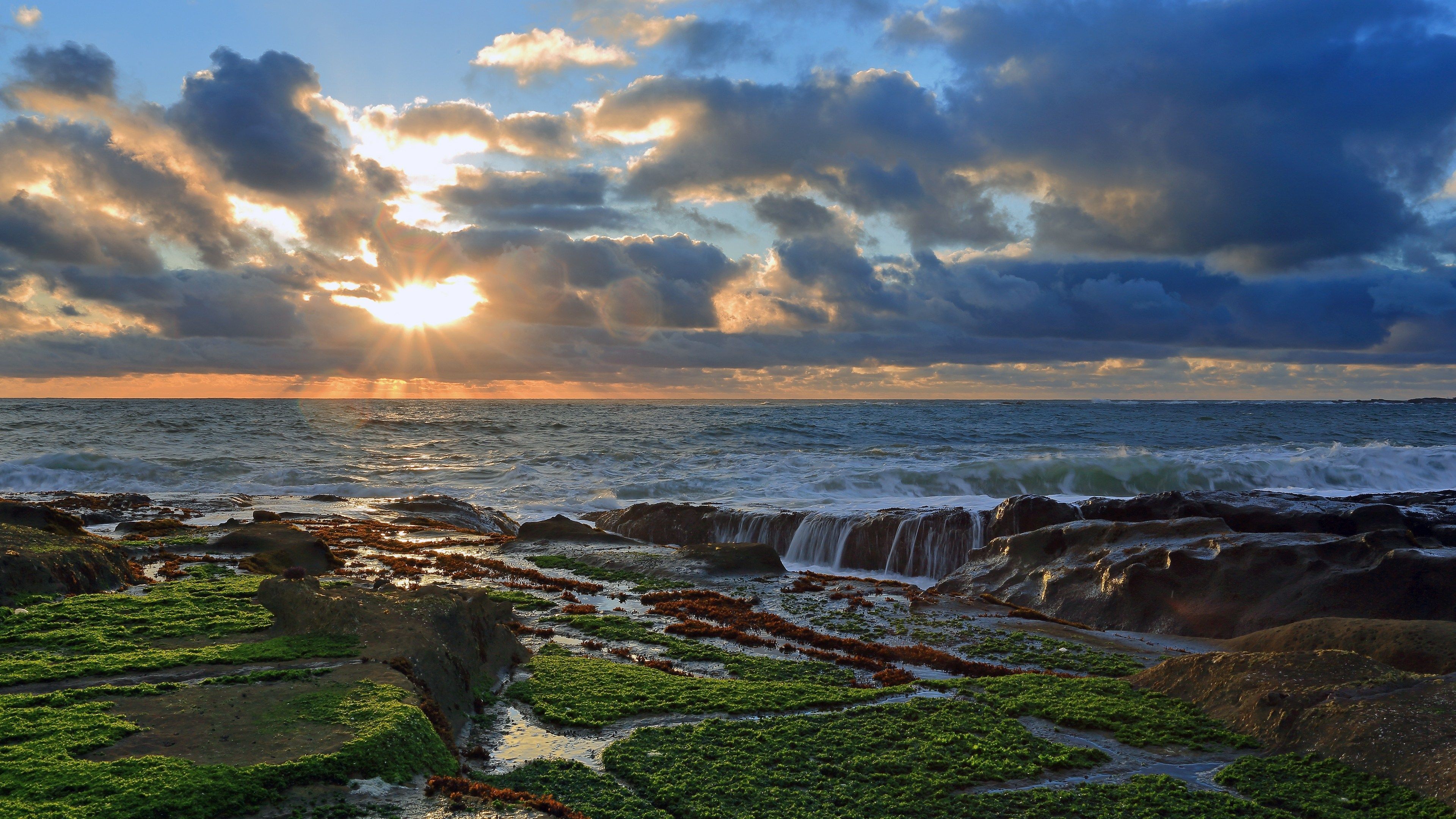 Tramonto drammatico su costa rocciosa, 3840x2160 UHD, Monitor 4K