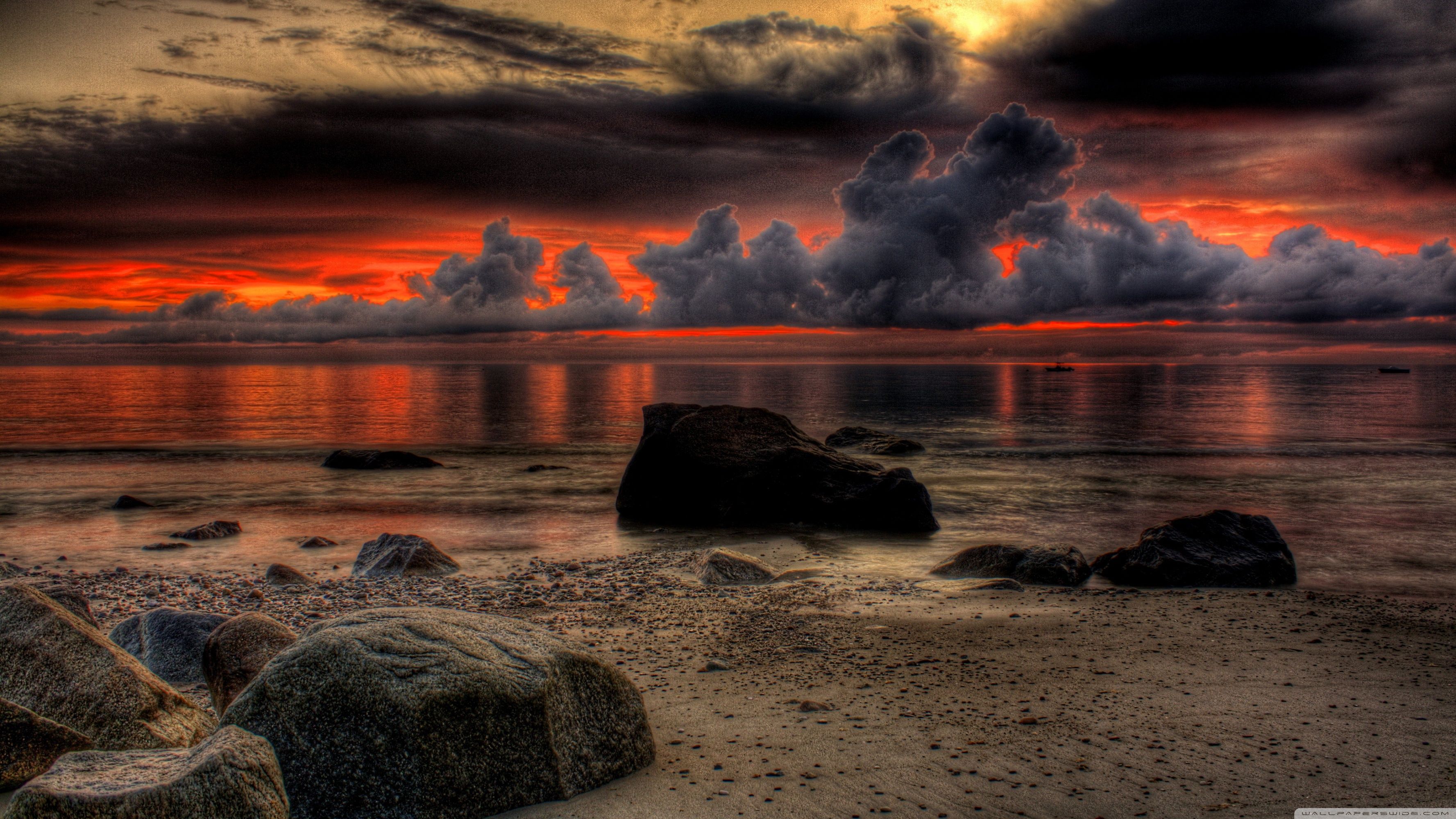 Tramonto drammatico su spiaggia rocciosa, 3554x1999 2K, Desktop