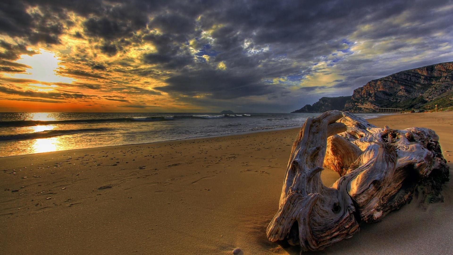 Spiaggia tramonto con tronco, 1920x1080 Full HD, PC
