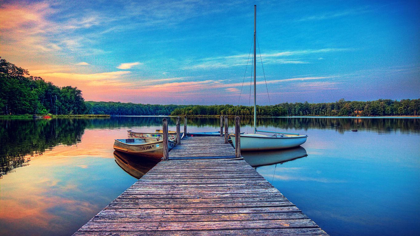 Molo di legno con barche al tramonto, 1366x768 HD, Desktop