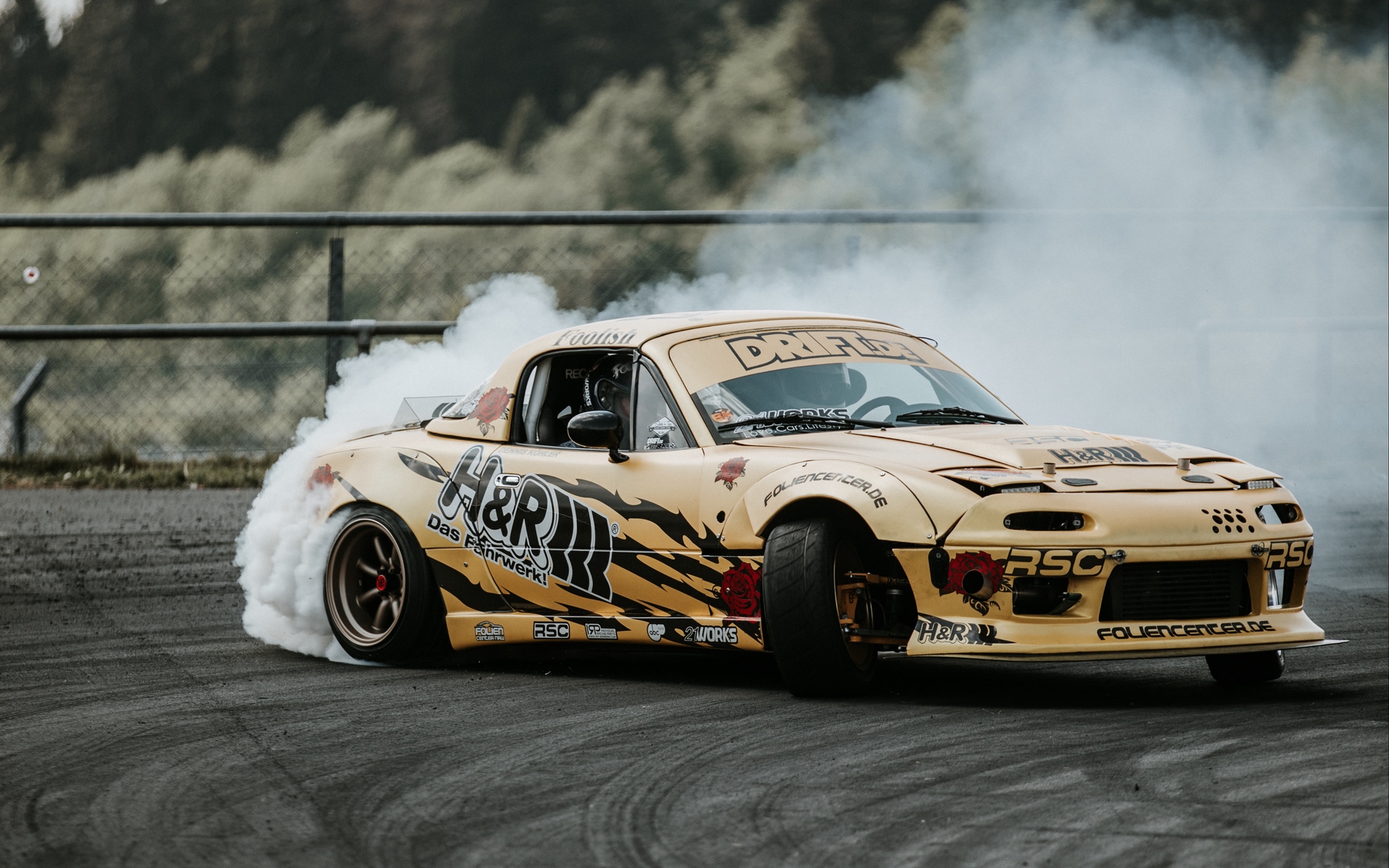 Auto da drifting con fumo, 1920x1200 WUXGA, Laptop