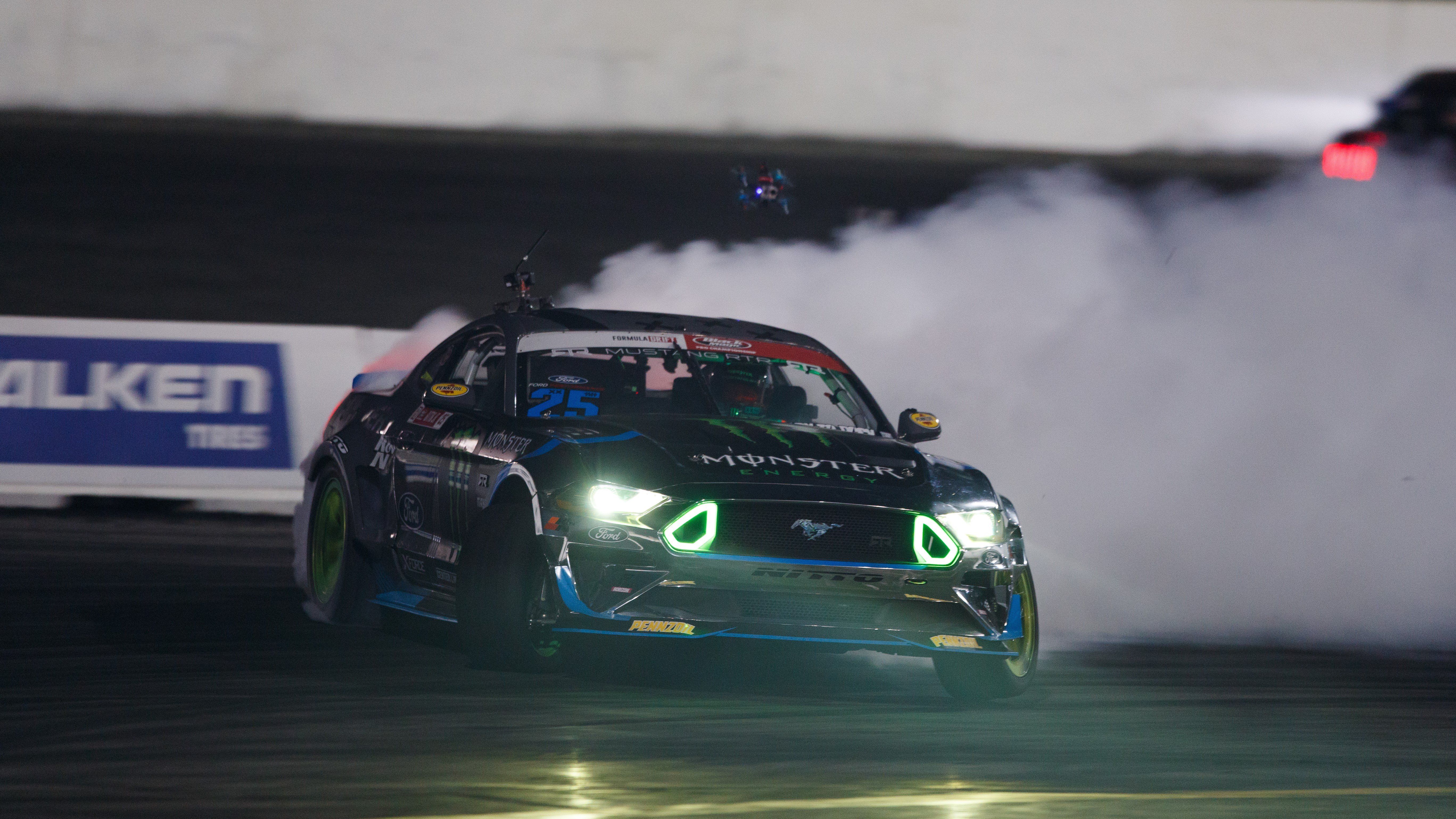 Mustang drift fumo notte, 5471x3078 UHD, PC 4K