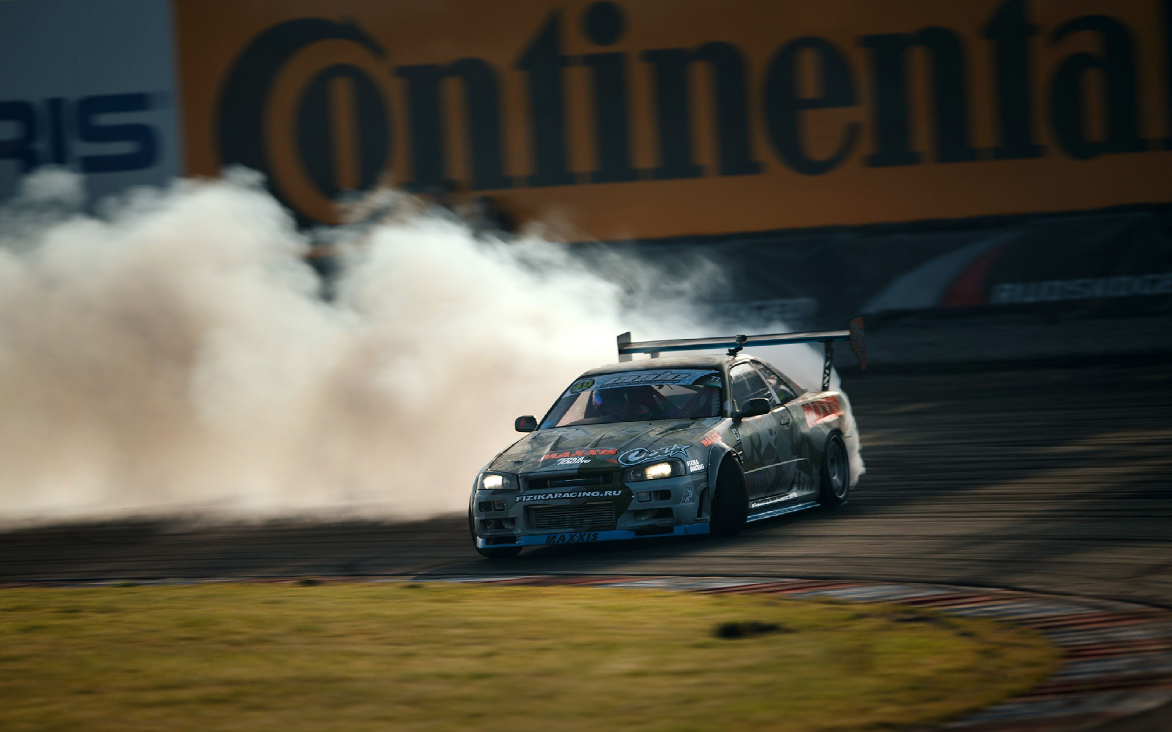 Auto drift Nissan GT-R fumo, 3840x2400 Ultra HD, 4K TV