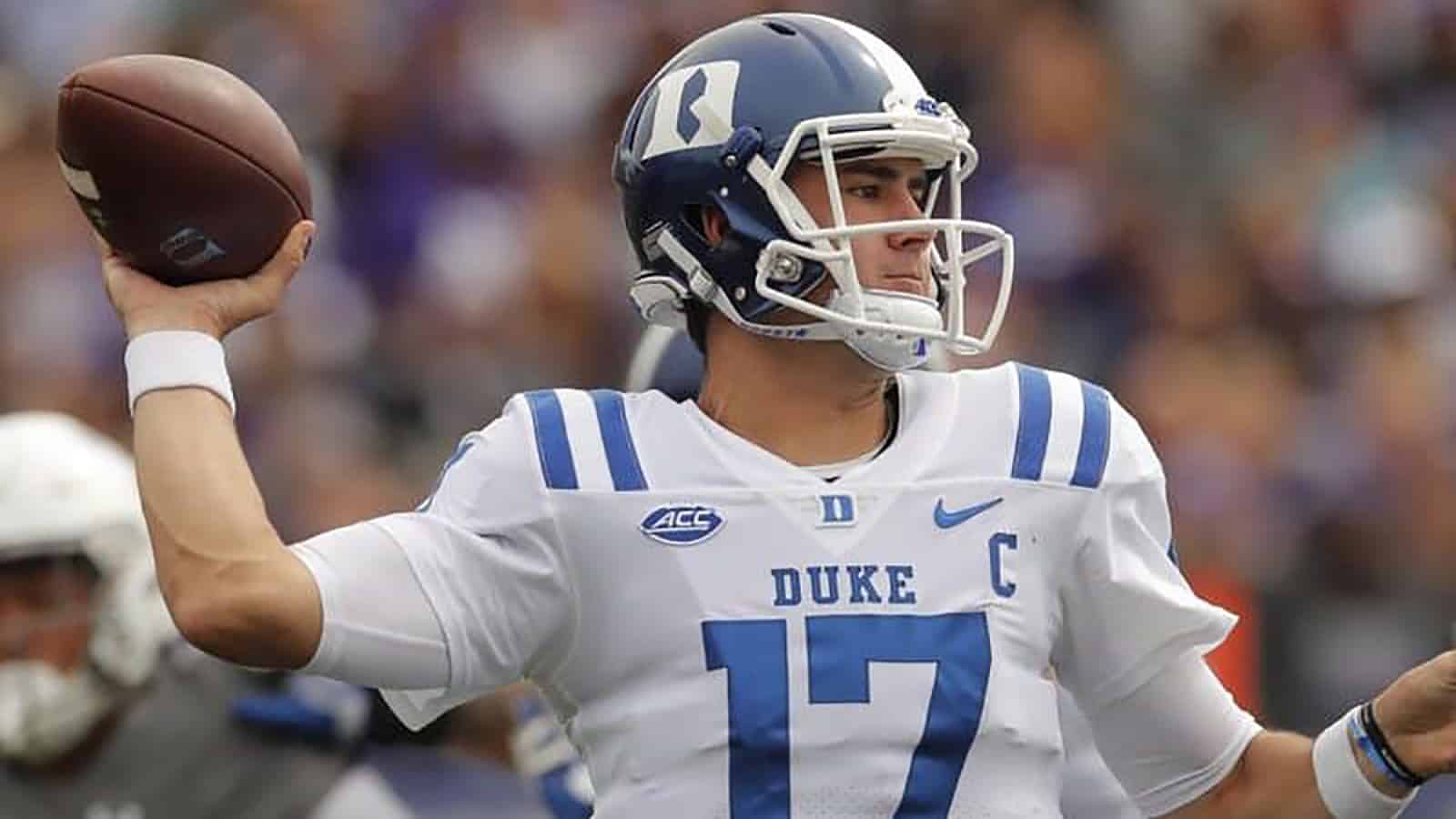 Quarterback Duke football numero 17, 1600x900 HD Ready, Desktop