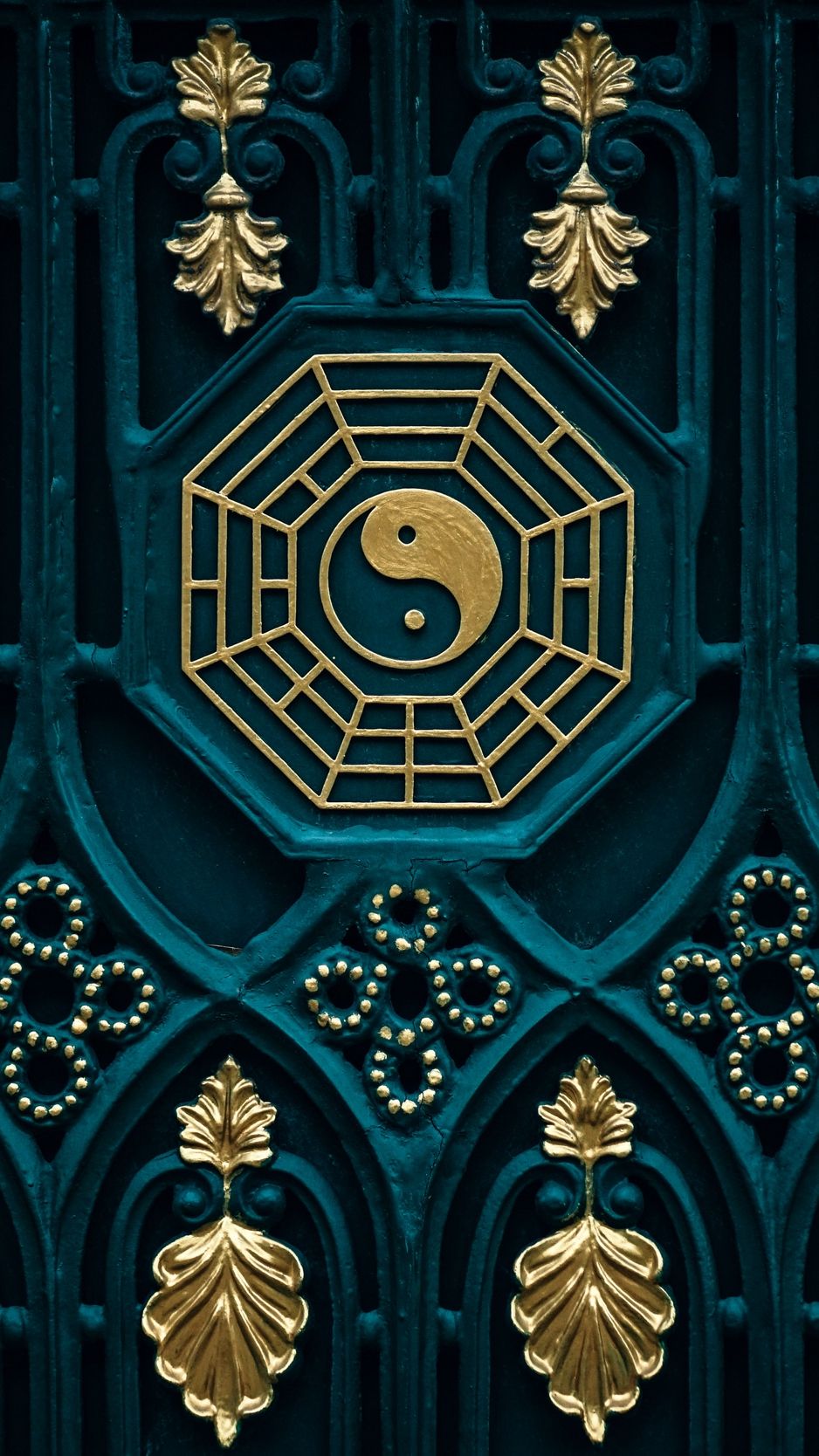 Yin yang su porta dorata, 938x1668 Full HD Verticale, iPhone Air