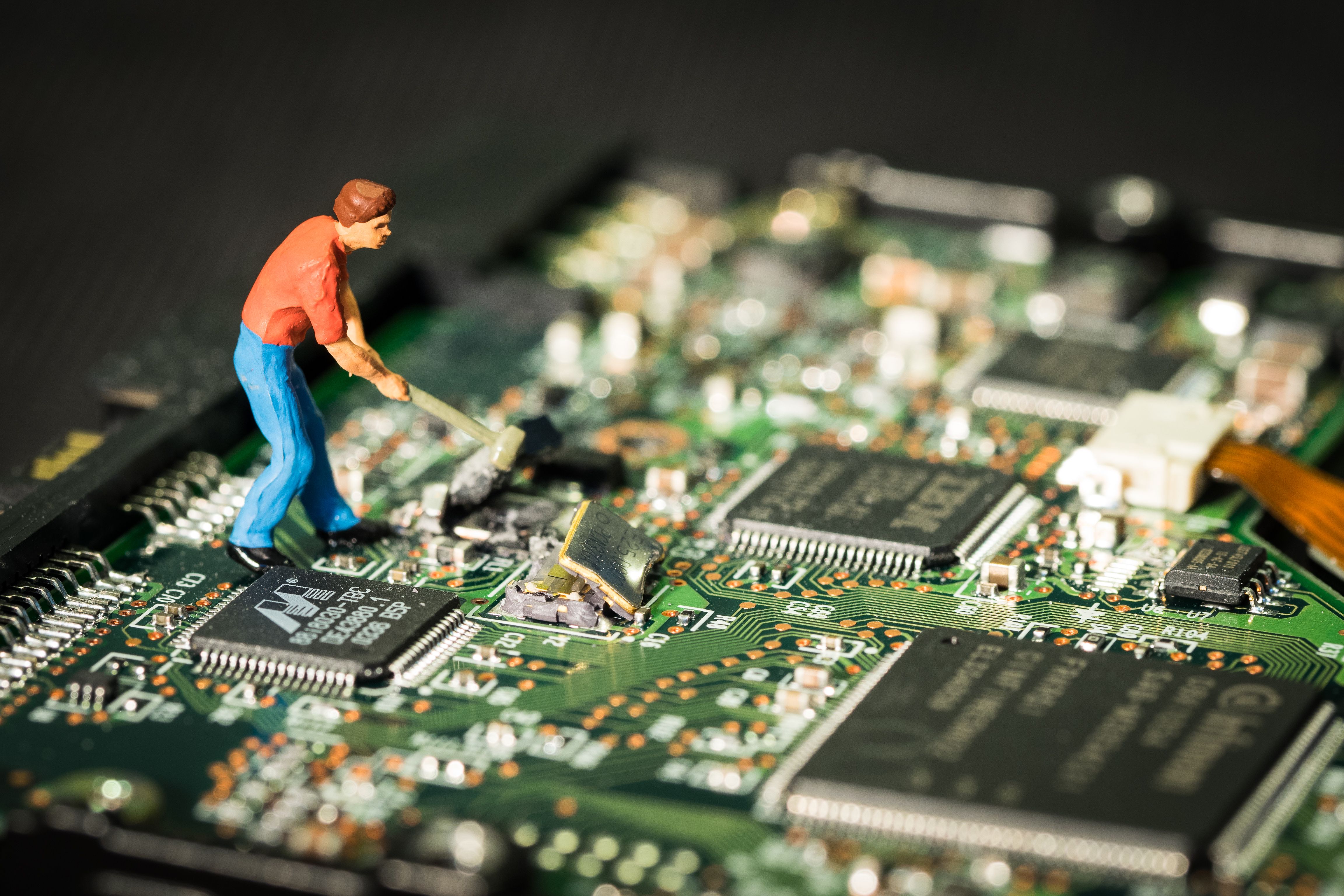Miniatura operaio su circuito elettronico, 4608x3072 4K, Smart TV 4K