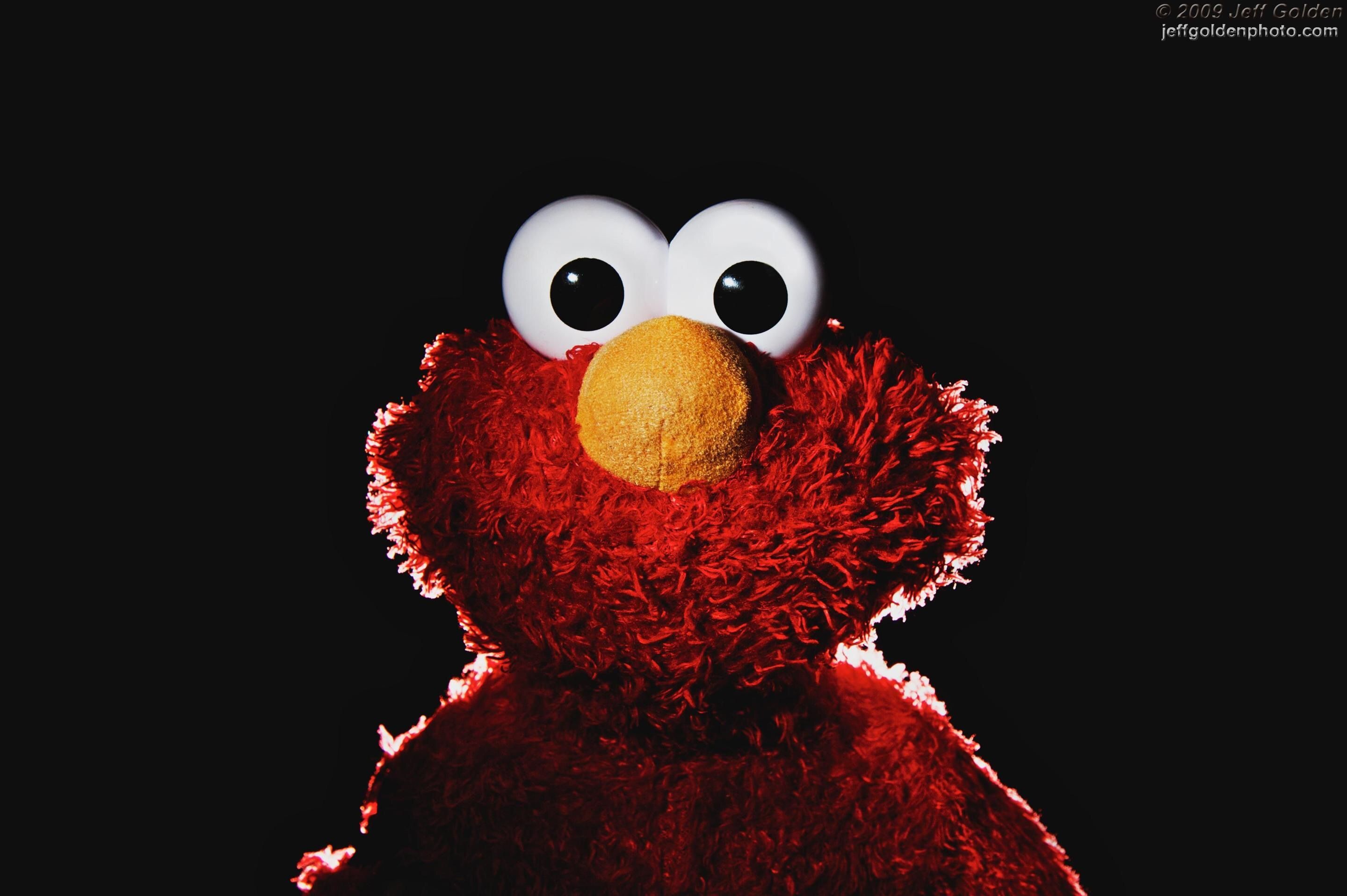 Elmo su sfondo nero, 2880x1917 2K, Desktop