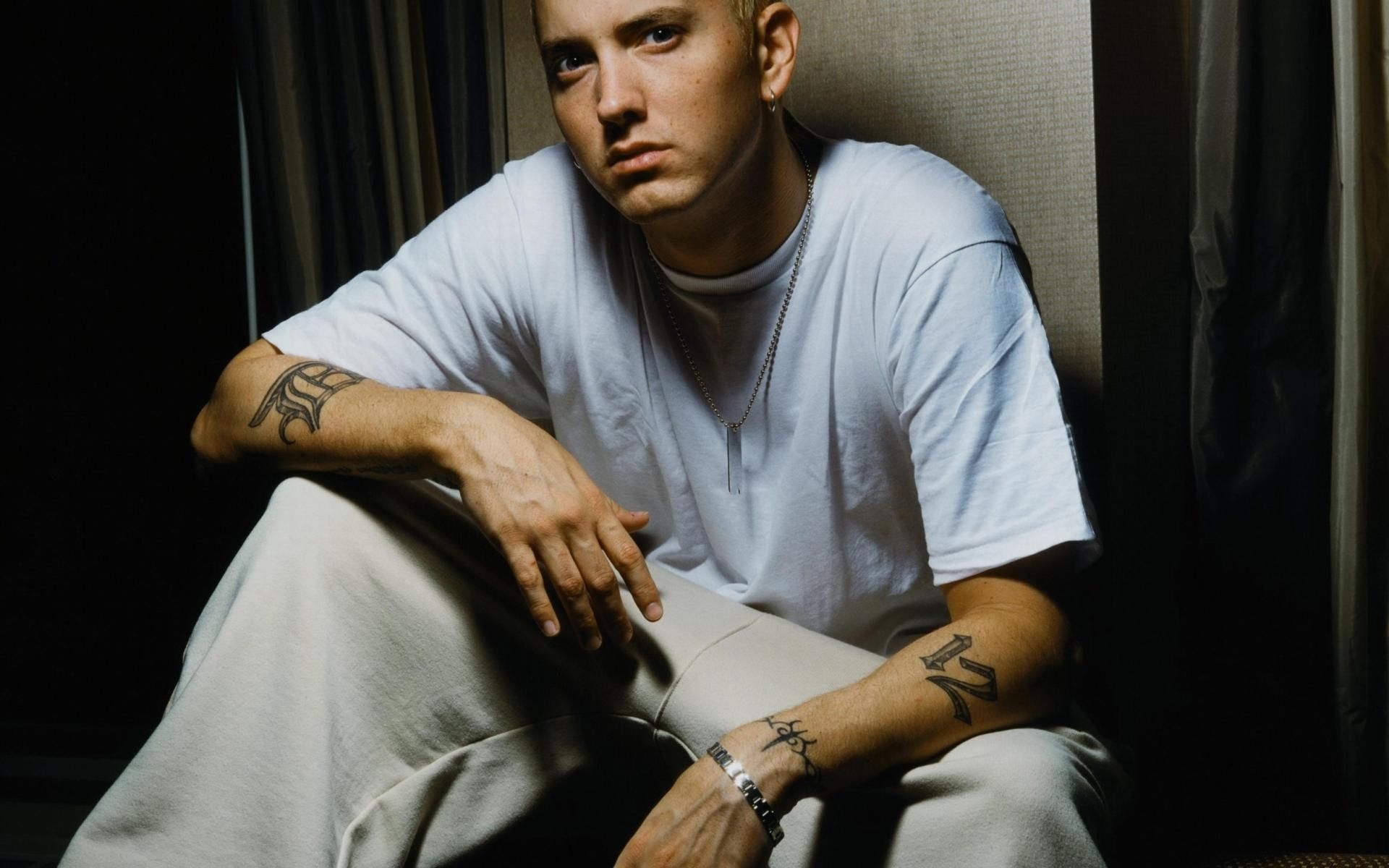 Eminem seduto, ritratto, 1920x1200 Full HD+ WUXGA, ROG Asus Laptop