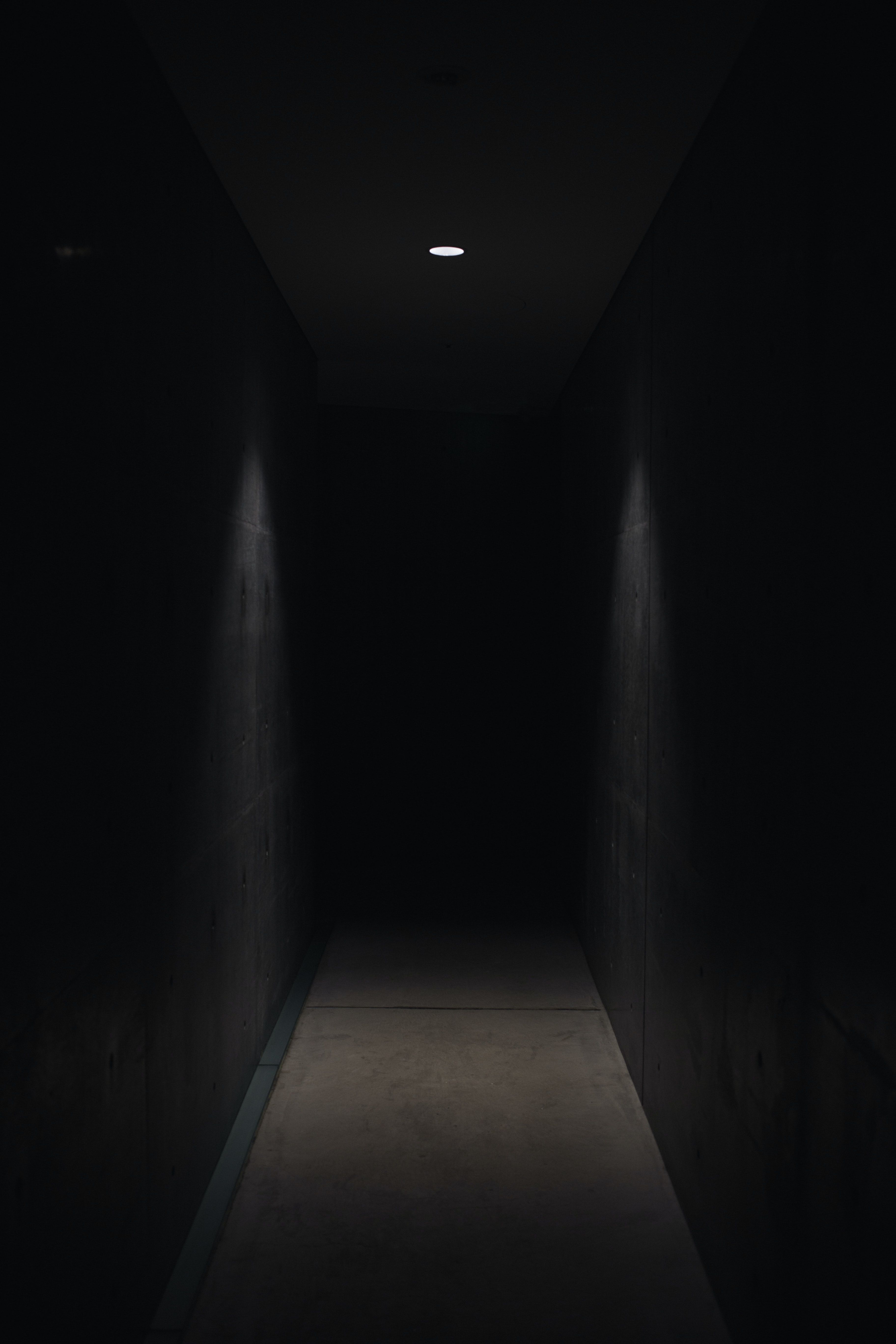 Corridoio buio con luce fioca, 3648x5472 Verticale, POCO