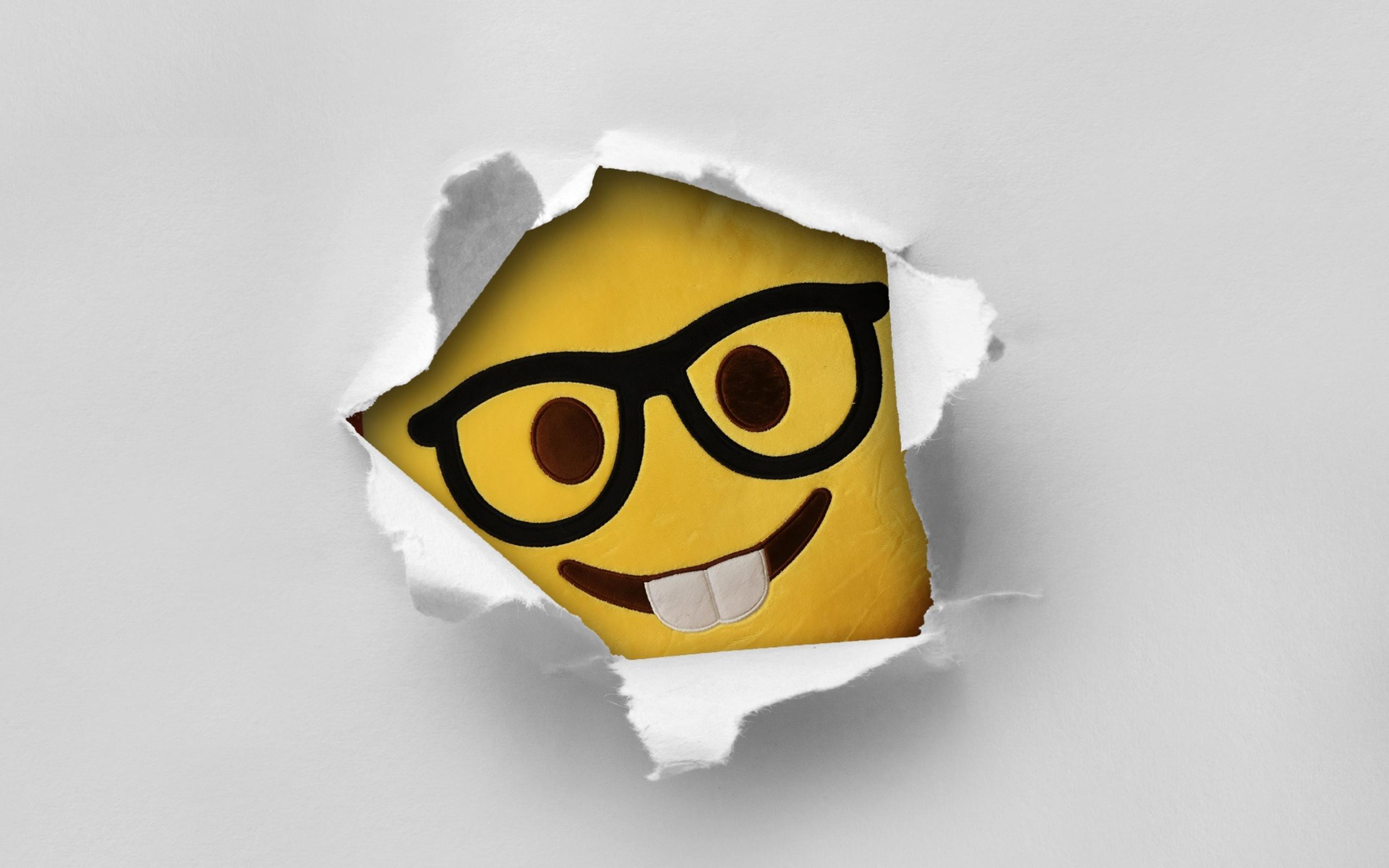 Emoji nerd con occhiali sfondato, 2560x1600 2K, Laptop