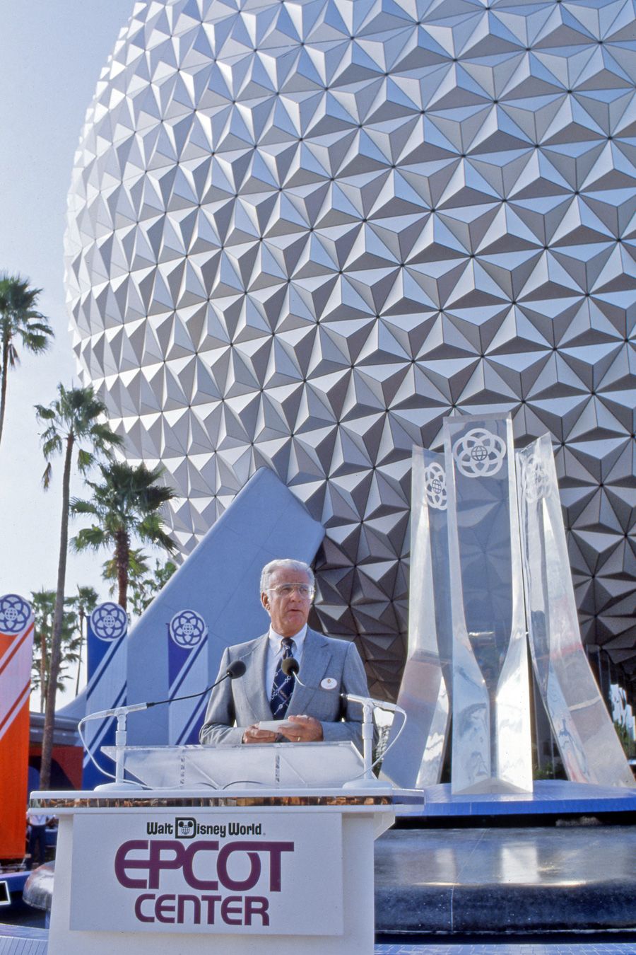 Uomo al podio Epcot Center, 900x1350 Verticale, Mobile