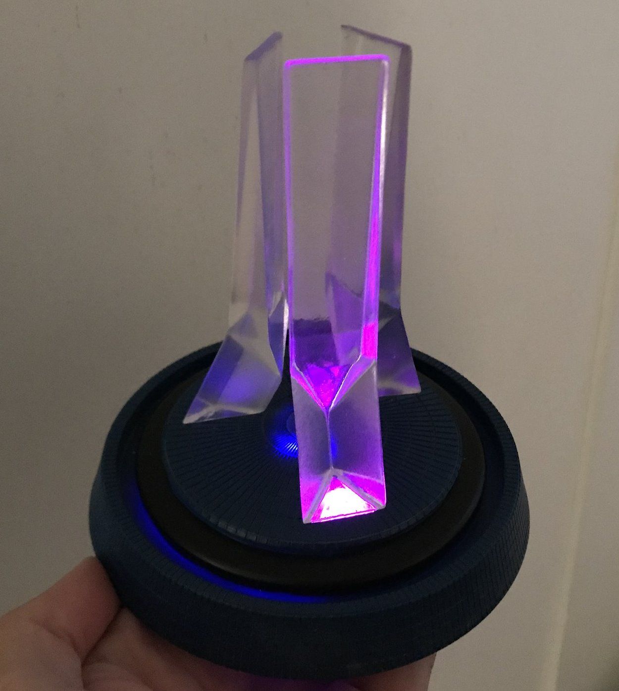 Replica fontana Epcot illuminata viola, 1250x1396 Full HD Verticale, Smartphone