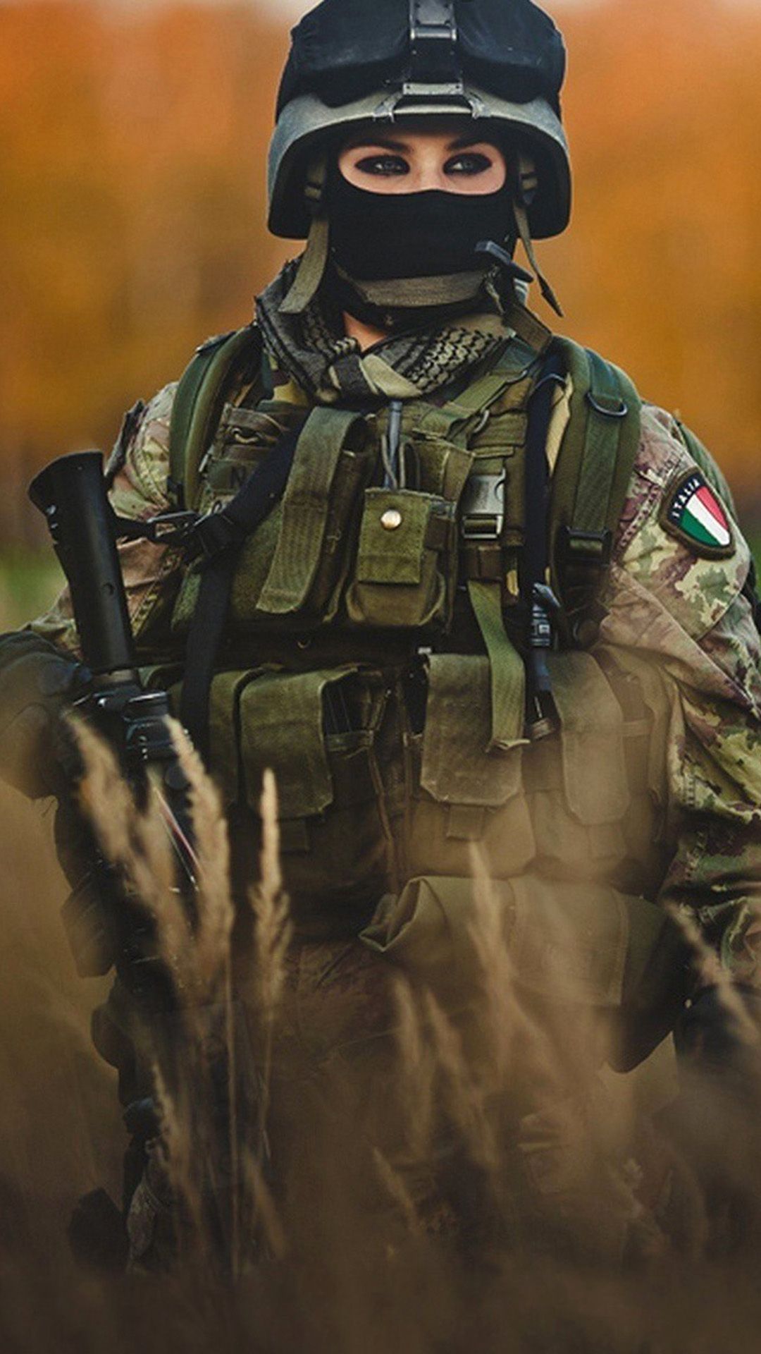 Soldato in uniforme militare mimetica, 1080x1920 Verticale, Mobile