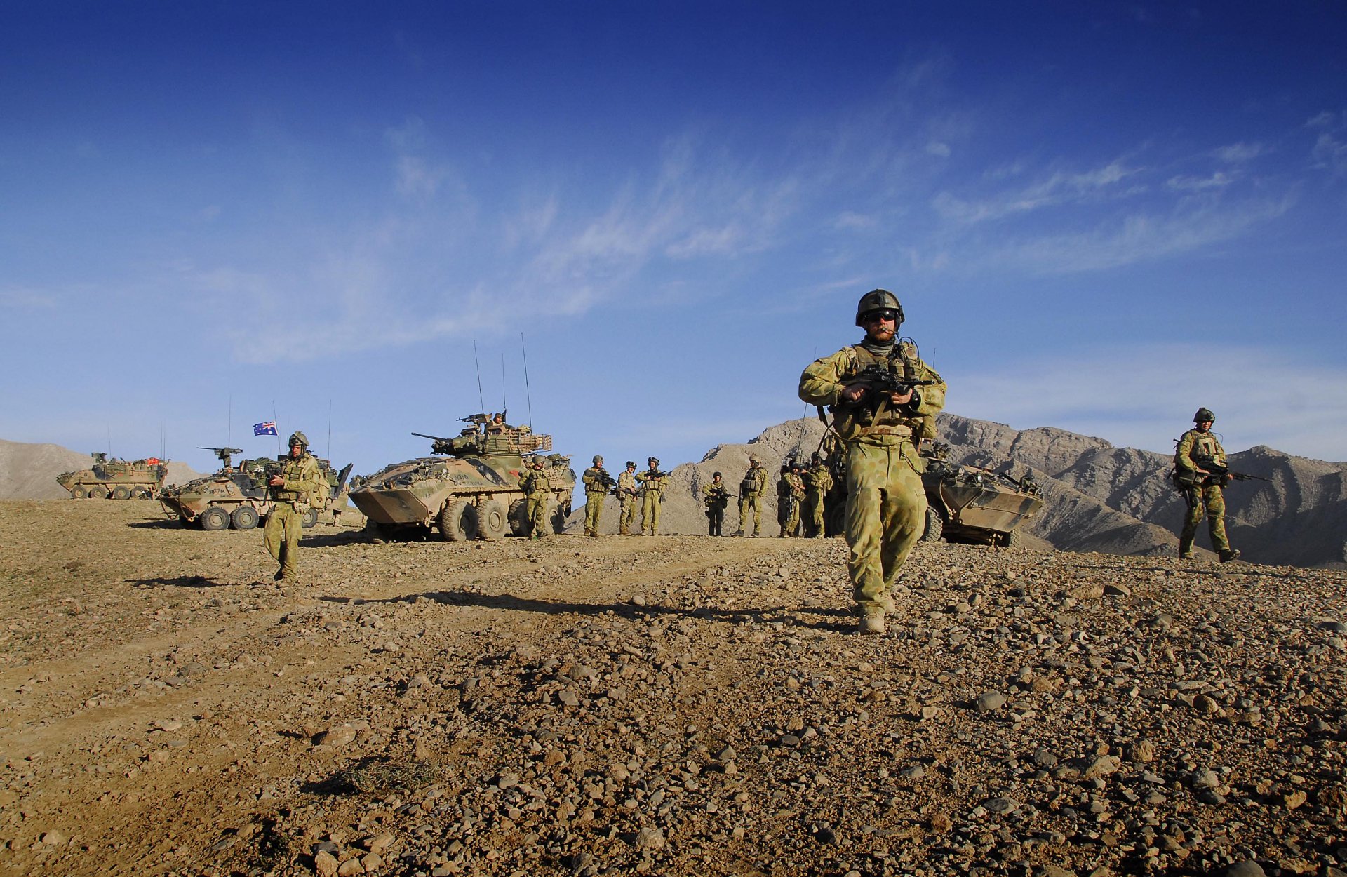 Soldati esercito con veicoli blindati deserto, 1920x1250 WUXGA, Laptop