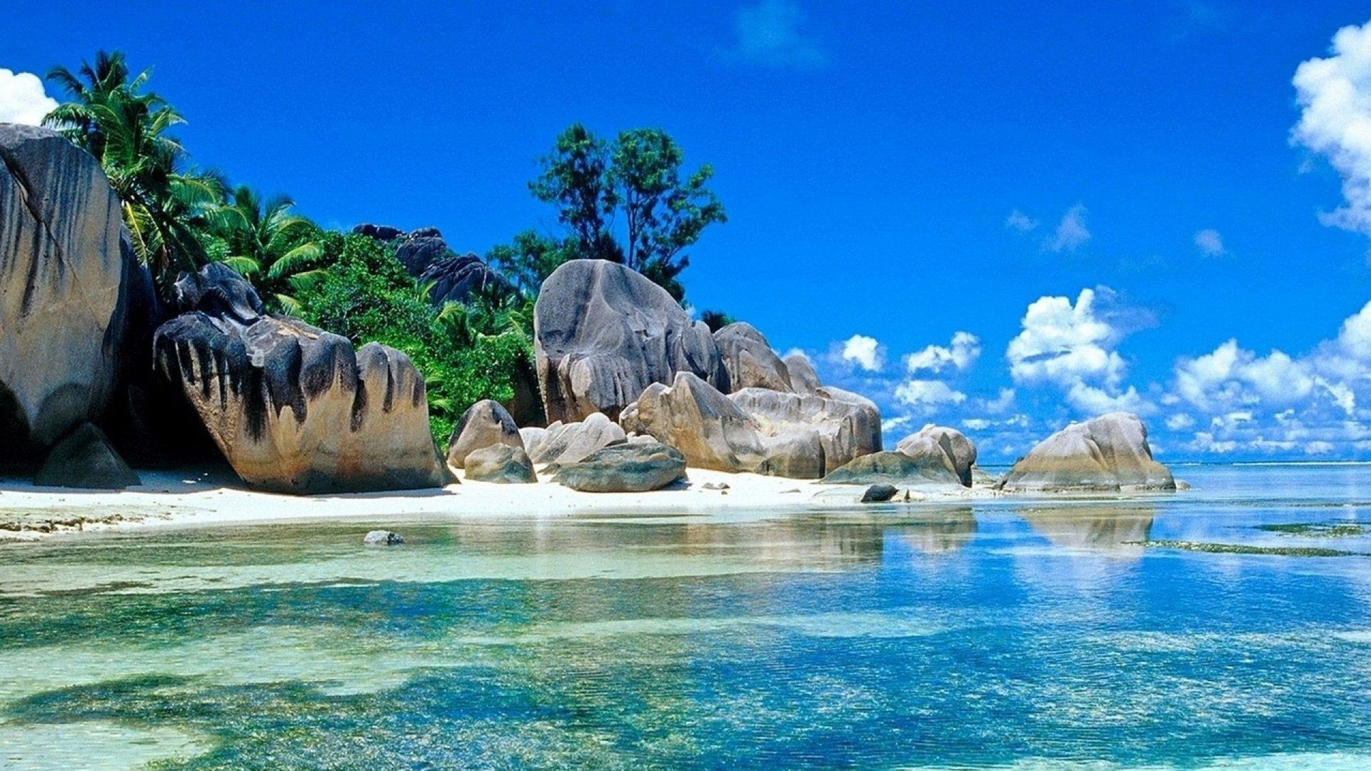 Spiaggia tropicale con rocce, 1920x1080 1080p, Desktop