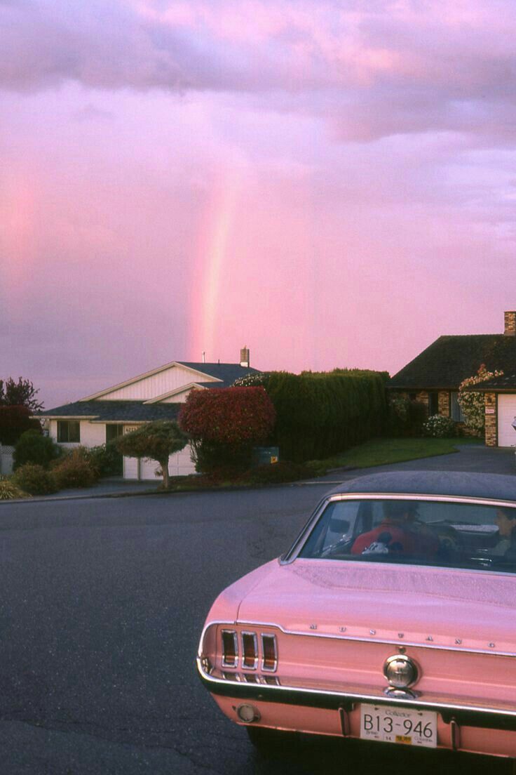 Auto rosa vintage con arcobaleno, 736x1104 Full HD Verticale, Smartphone