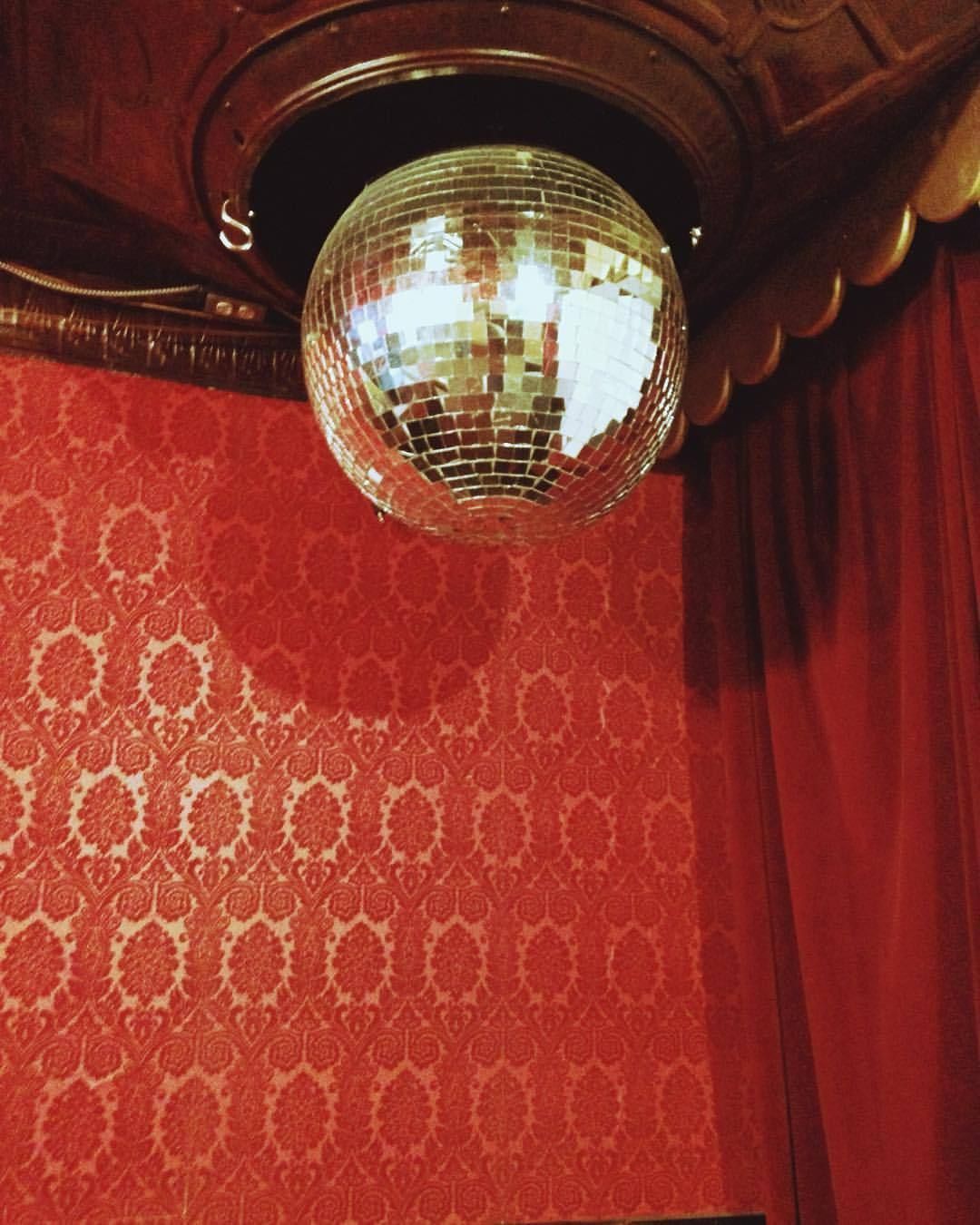 Sfera discoteca rossa vintage, 1080x1350 Verticale, POCO