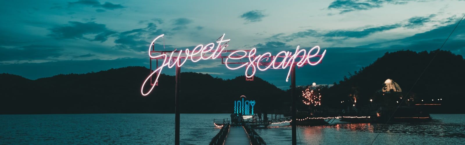 Insegna al neon Sweet Escape, lago serale, 1600x500 21:9, PC Desktop