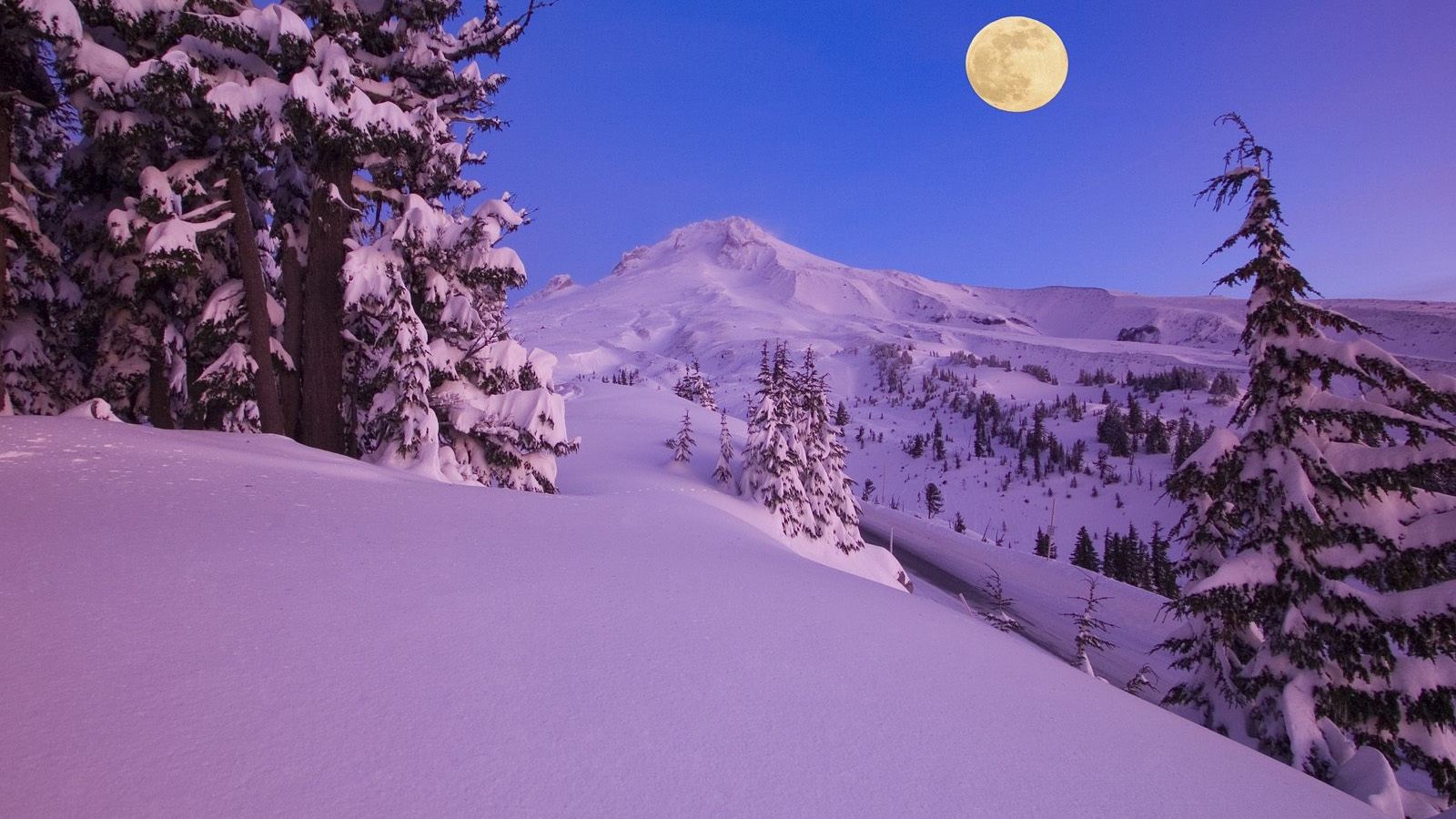 Luna piena su montagna innevata, 1600x900 HD Ready, PC