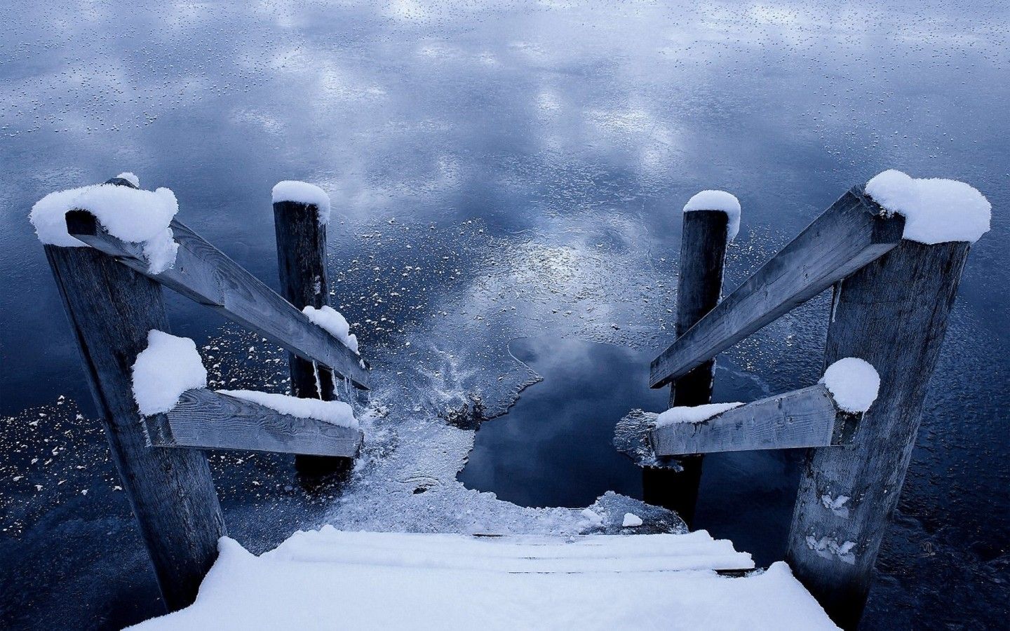 Scale di legno innevate lago ghiacciato, 1440x900 720p, MacBook Air