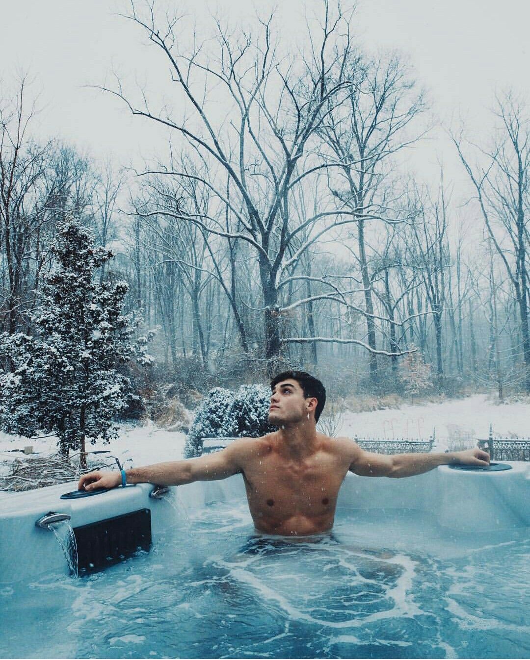 Ragazzo in idromassaggio nella neve, 1080x1346 Verticale, Mobile