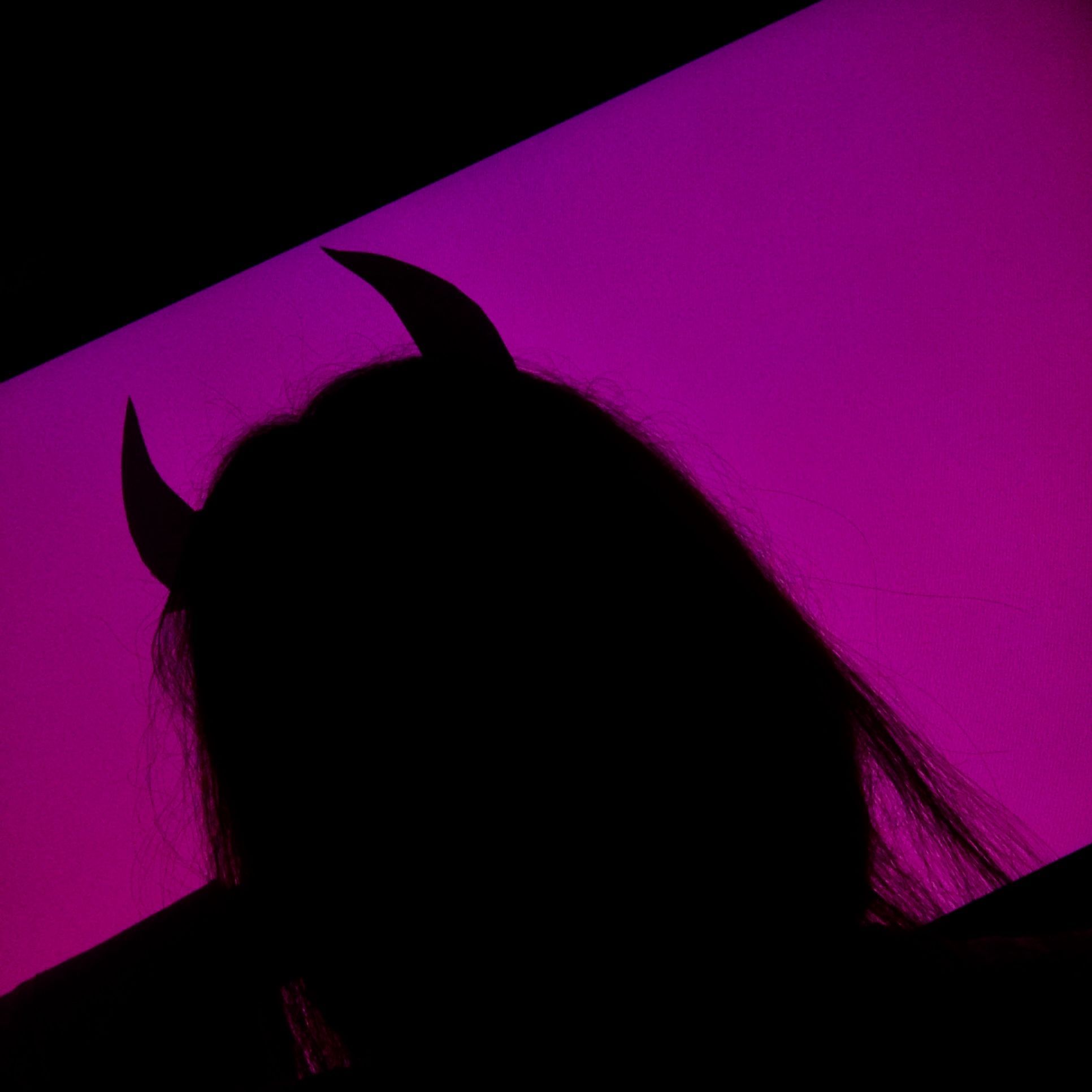 Silhouette ragazza corna demoniache viola, 1932x1932 Full HD+, Desktop