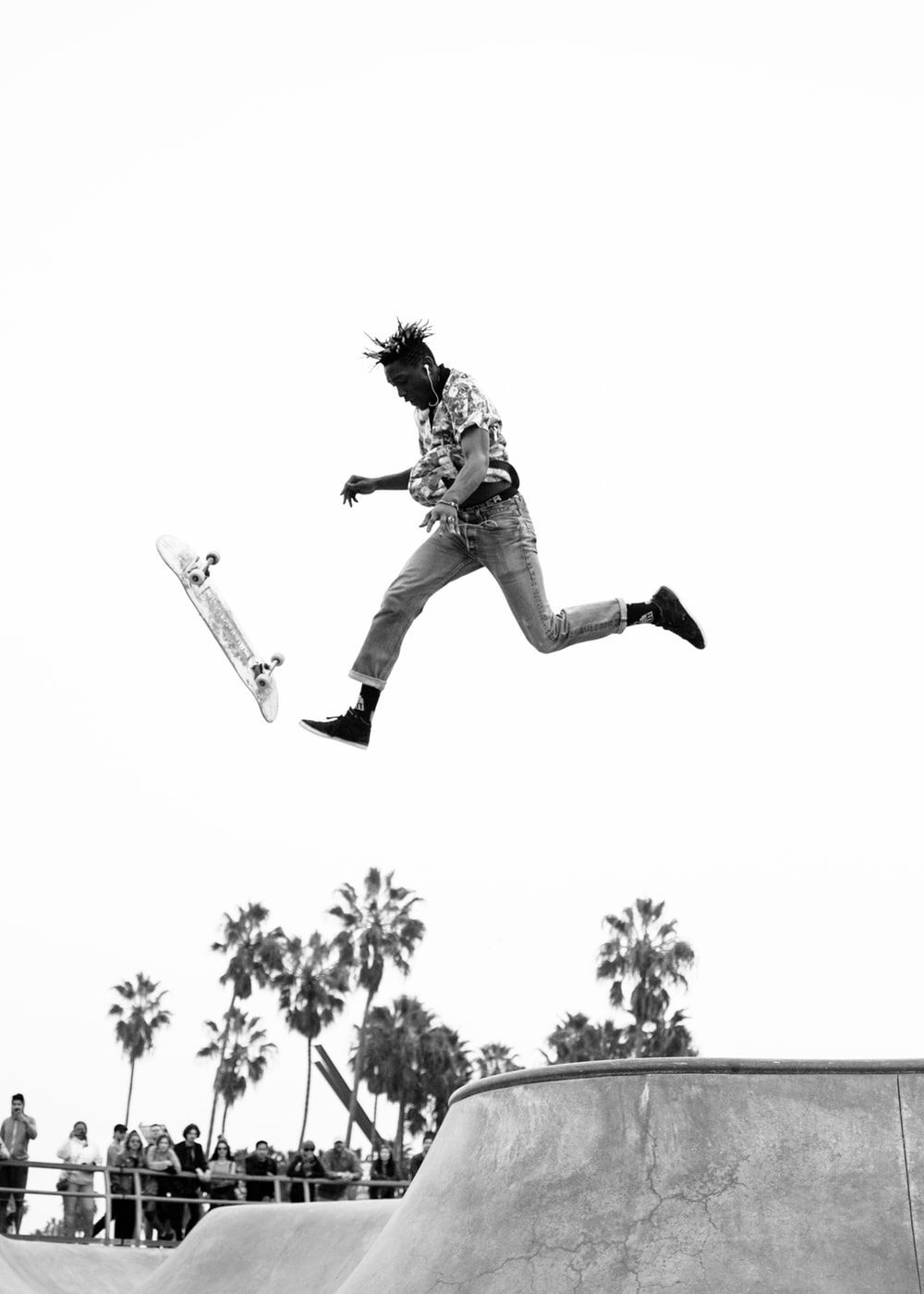 Skater in salto, foto bianco e nero, 1000x1400 Verticale, Mobile