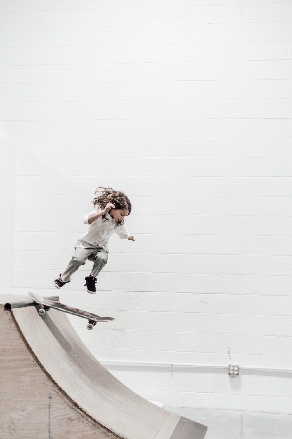 Skater in salto su rampa, 1000x1500 Verticale, Telefono
