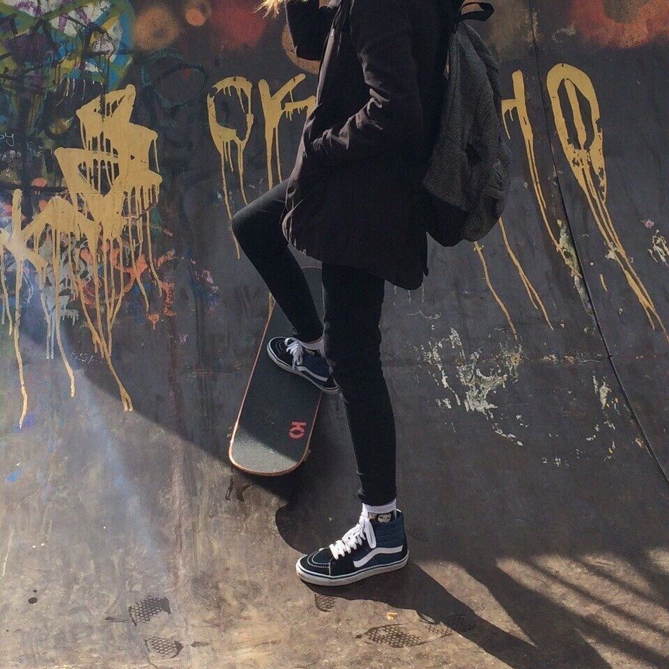 Skater con skateboard davanti graffiti, 960x960 HD, PC Desktop