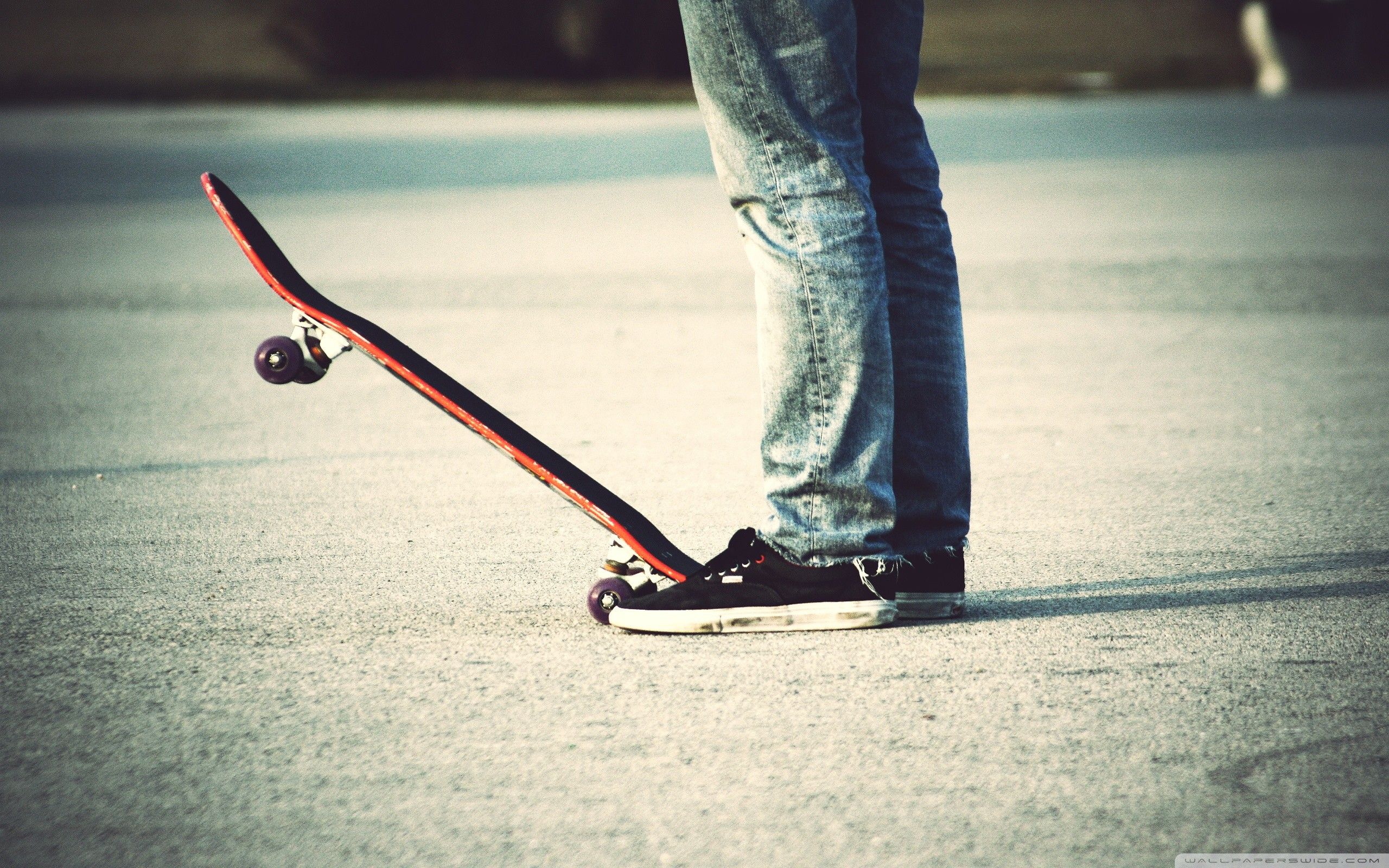Skateboard e gambe su asfalto, 2560x1600 2K, Desktop