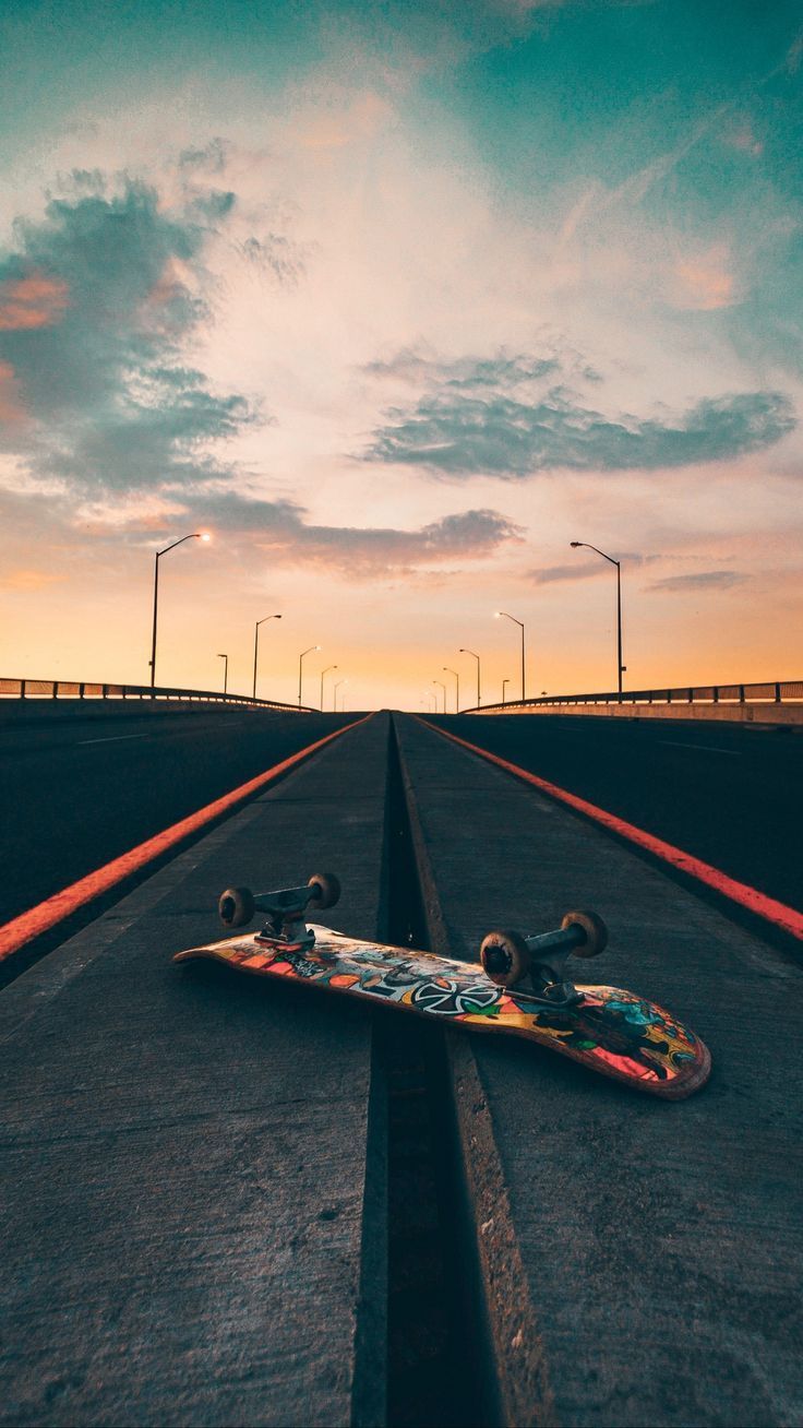 Skateboard su strada al tramonto, 2560x1440 1440p, Desktop