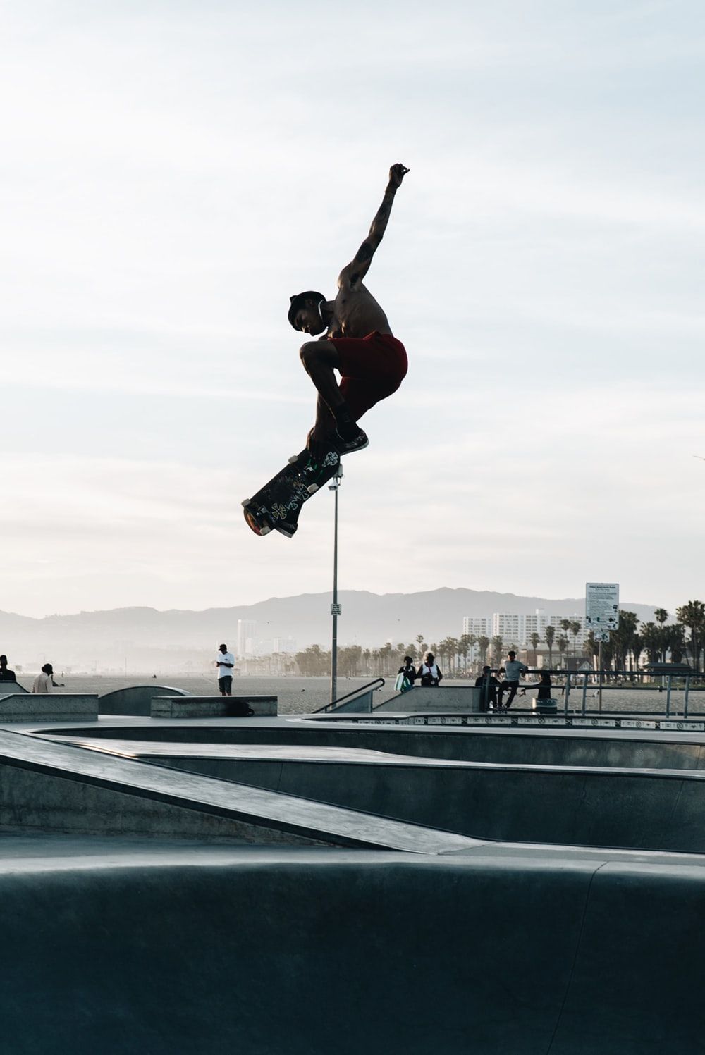 Skater in salto skatepark, 1000x1497 Full HD Verticale, iPhone