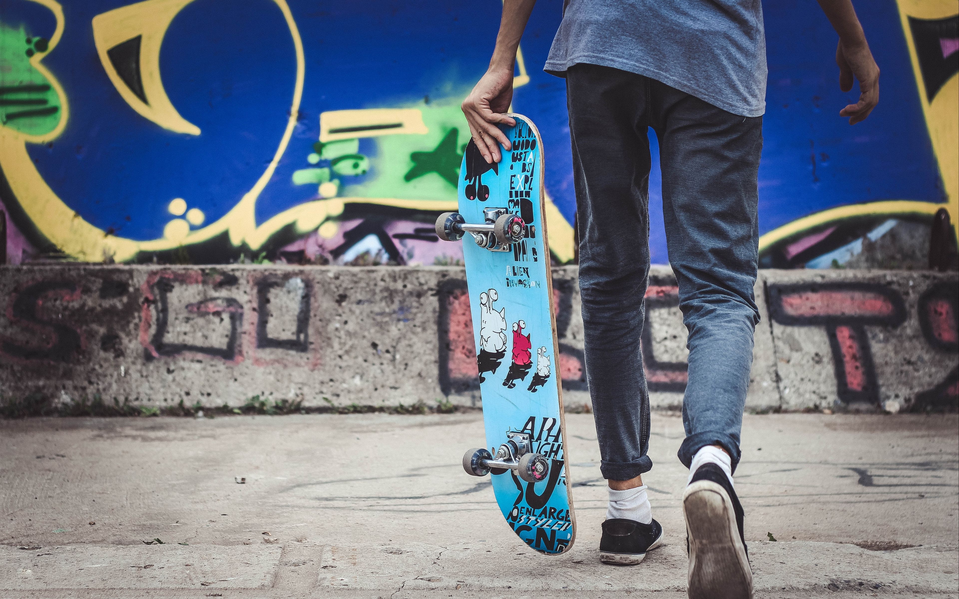 Piedi con sneakers su skateboard, 938x1668 Verticale, Telefono