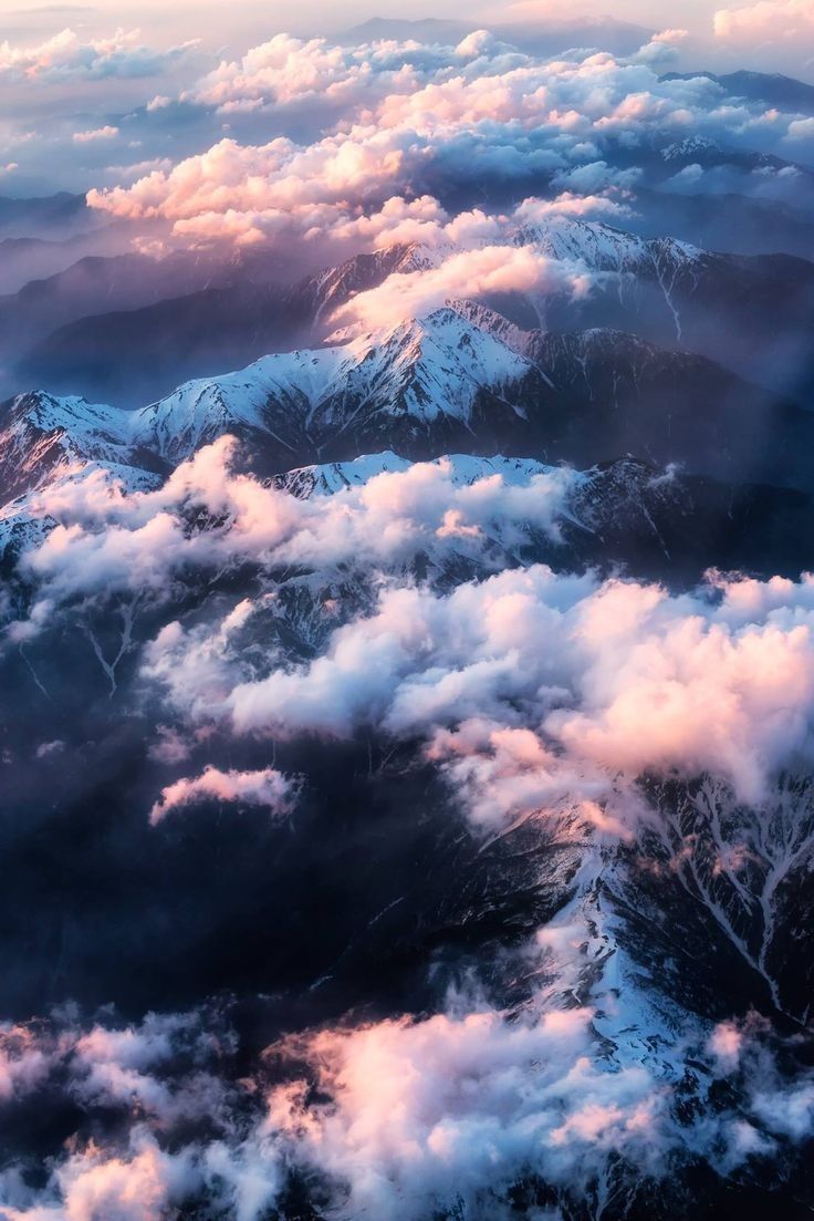Montagne innevate tra le nuvole, 736x1103 Verticale, Mobile