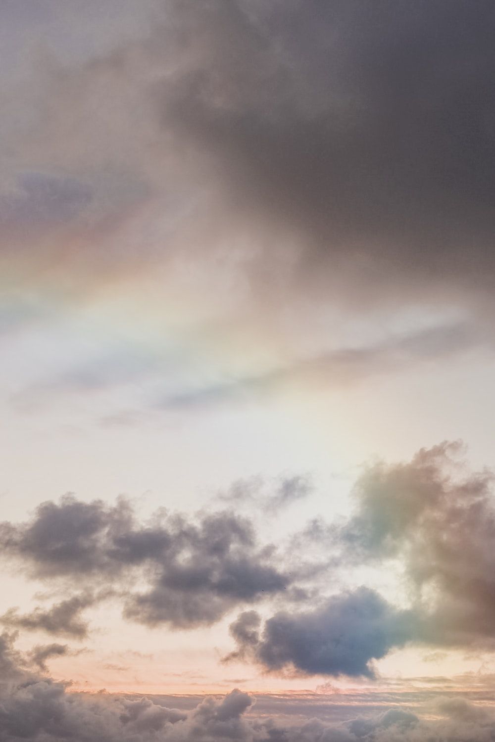 Cielo nuvoloso con arcobaleno tenue, 1000x1500 Full HD Verticale, Realme