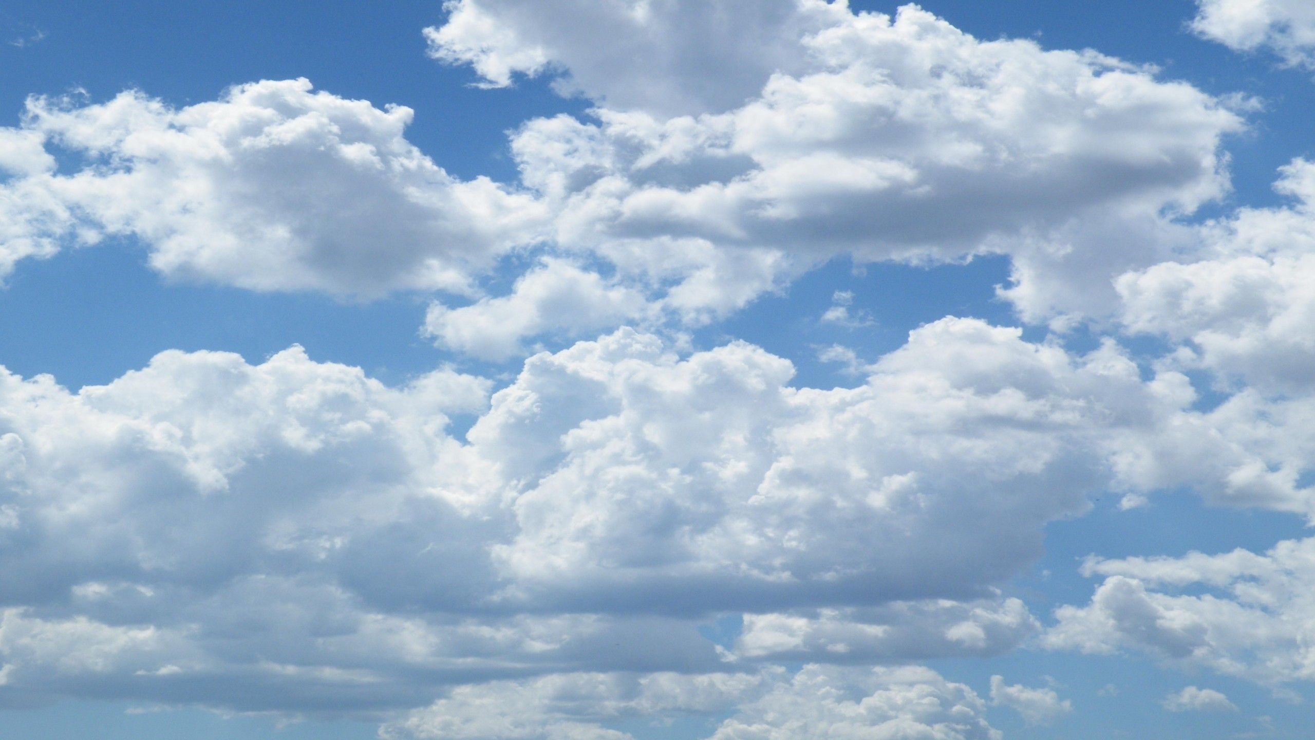 Nuvole bianche cielo azzurro, 2560x1440 QHD, Laptop