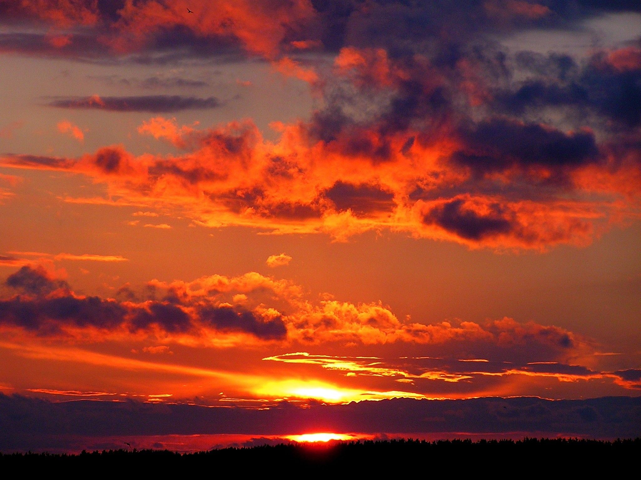 Tramonto arancione tra nuvole, 2048x1536 2K, Desktop