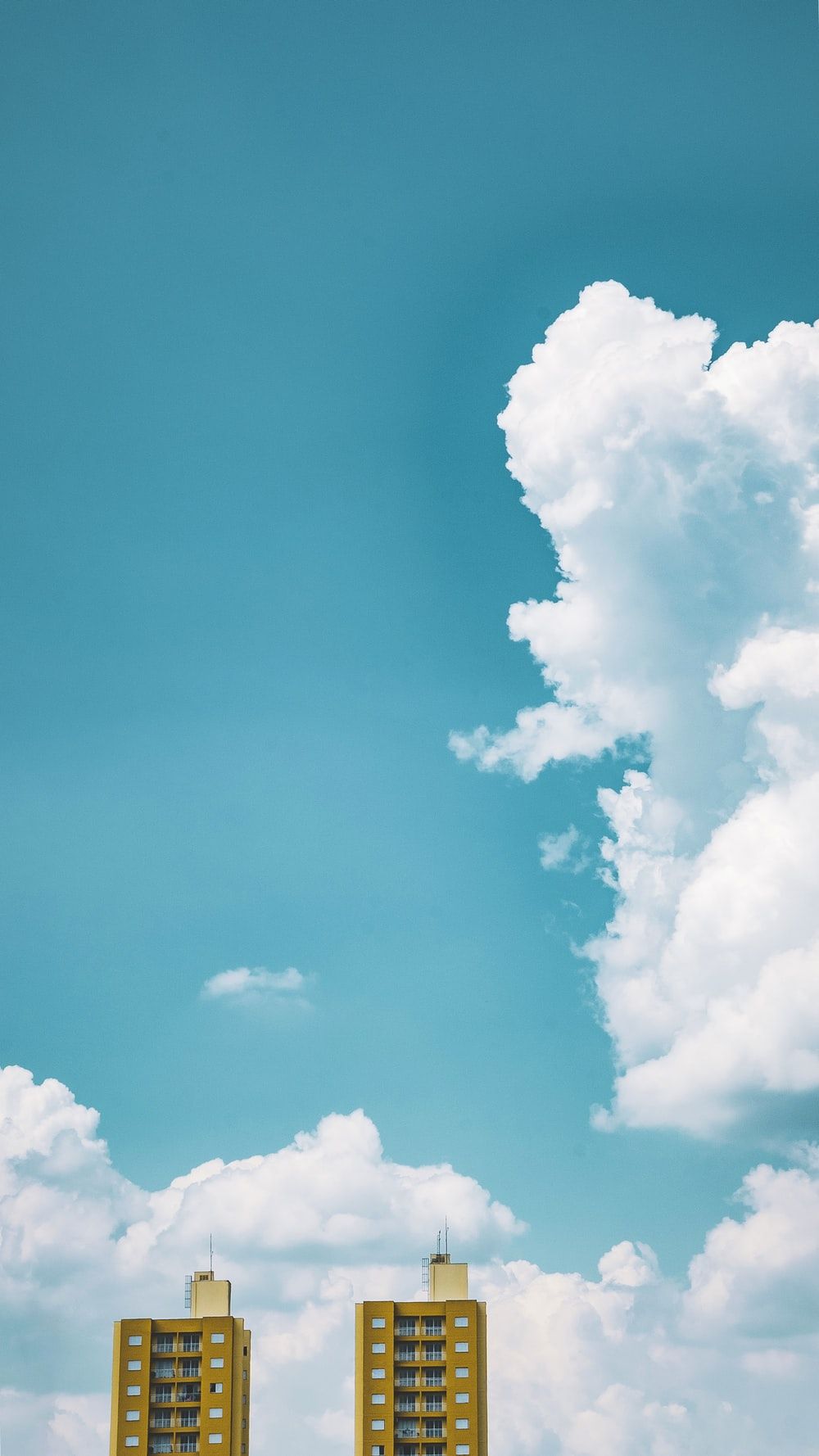 Cielo azzurro con nuvole, palazzi, 1000x1778 Full HD Verticale, iPhone