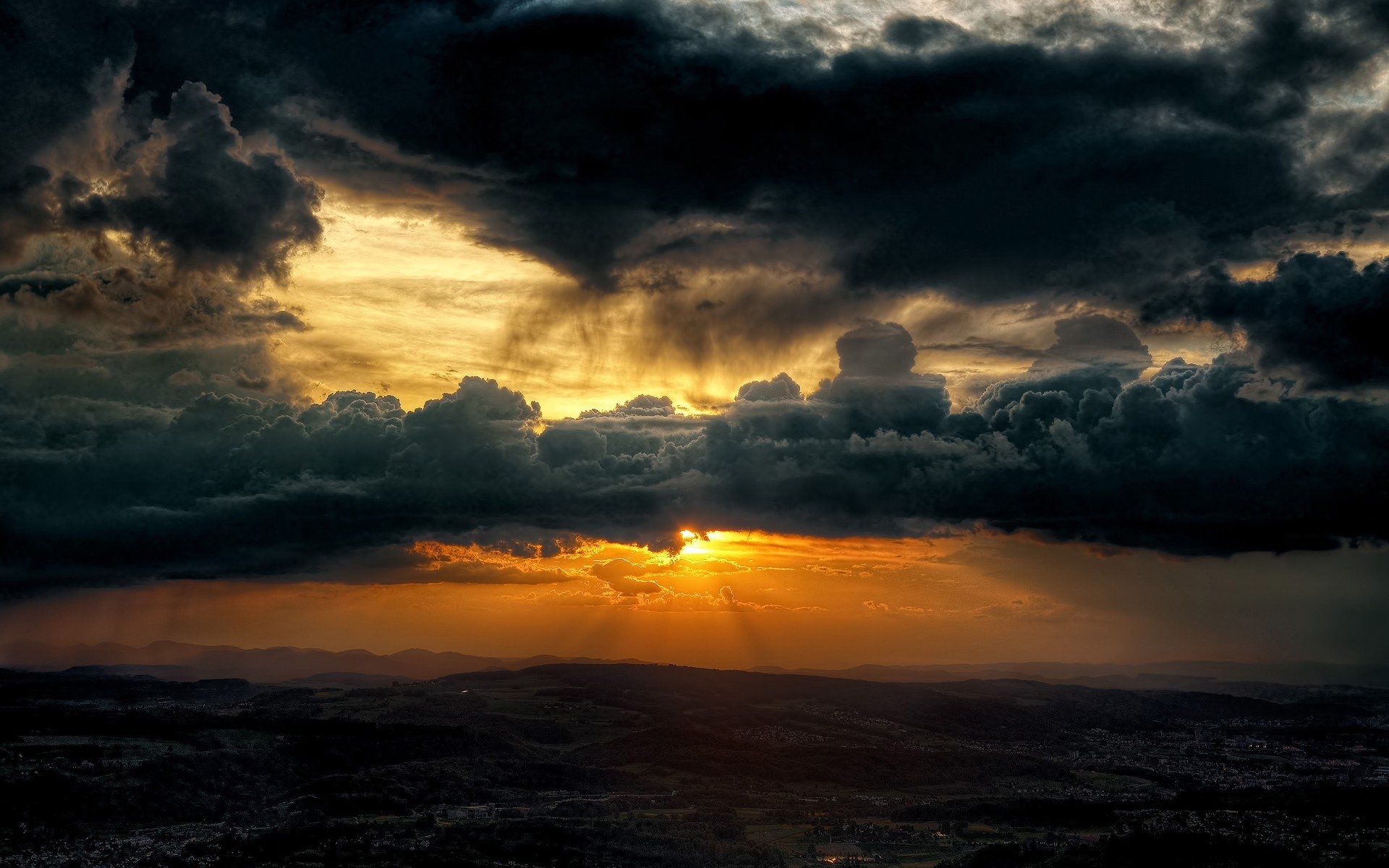 Tramonto tra nuvole scure, 1920x1200 Full HD+, Desktop