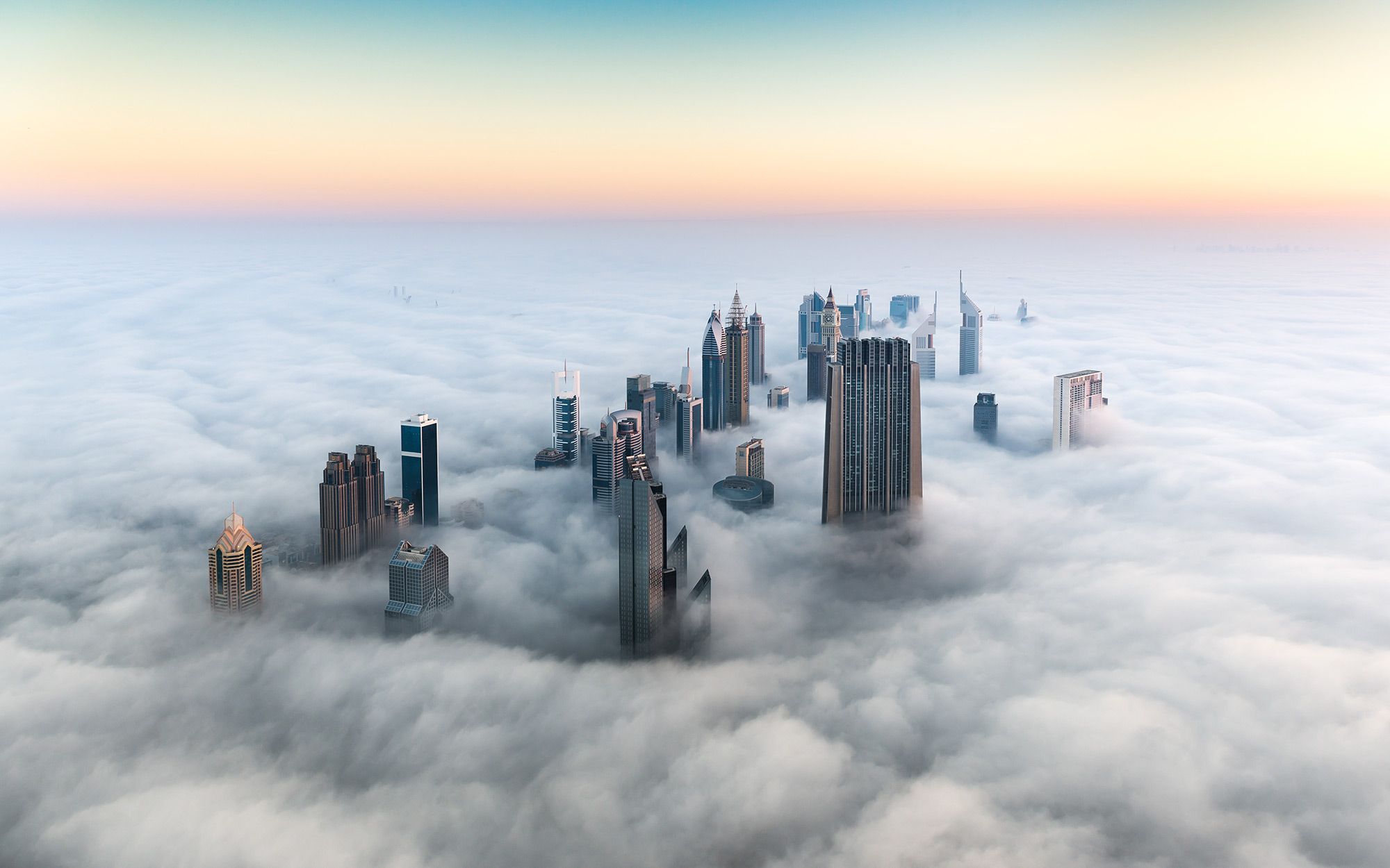 Grattacieli di Dubai tra nuvole, 2000x1250 alta risoluzione, Desktop